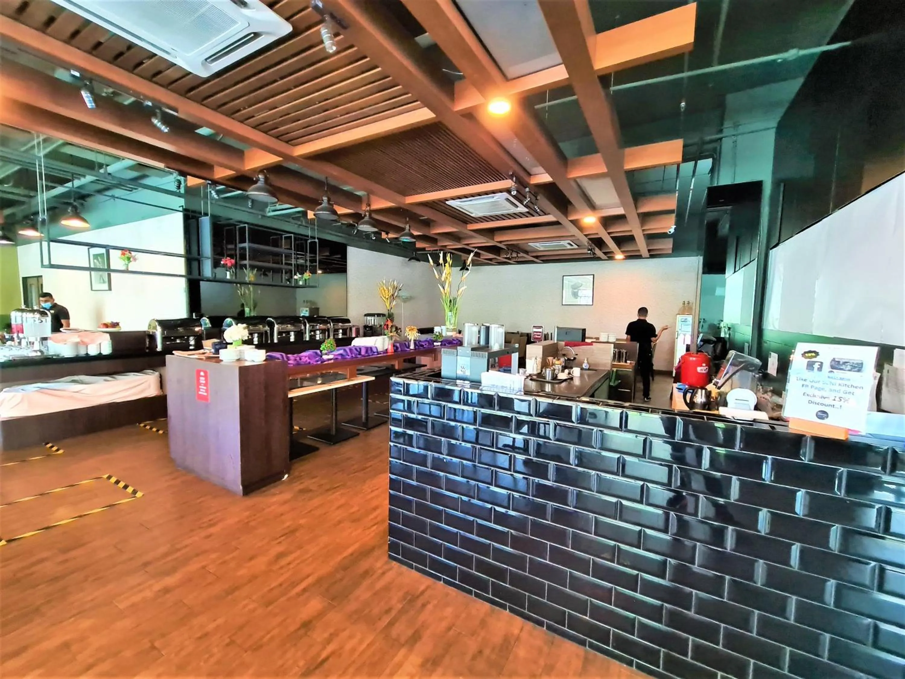 Restaurant/places to eat in Nexus Business Suite Hotel