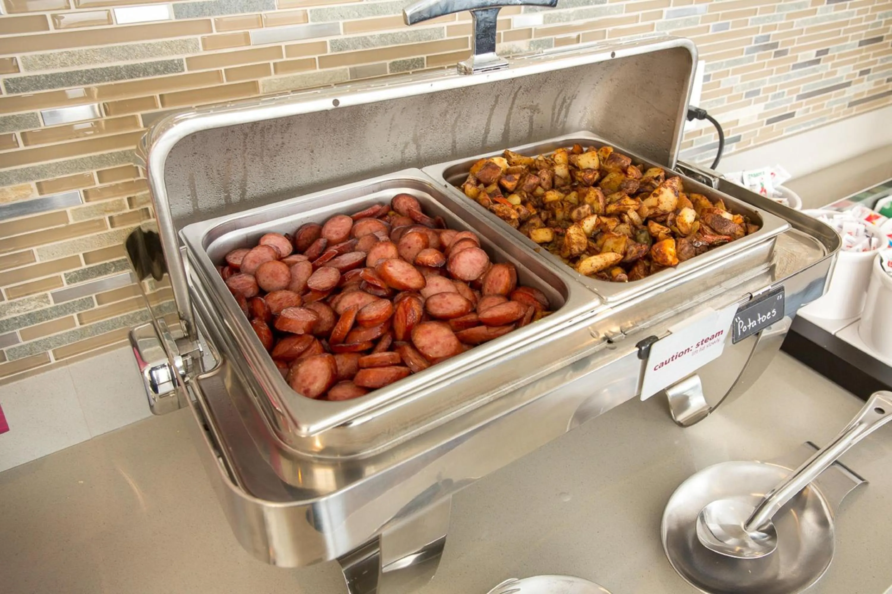 Breakfast in Hampton Inn & Suites Dallas Downtown