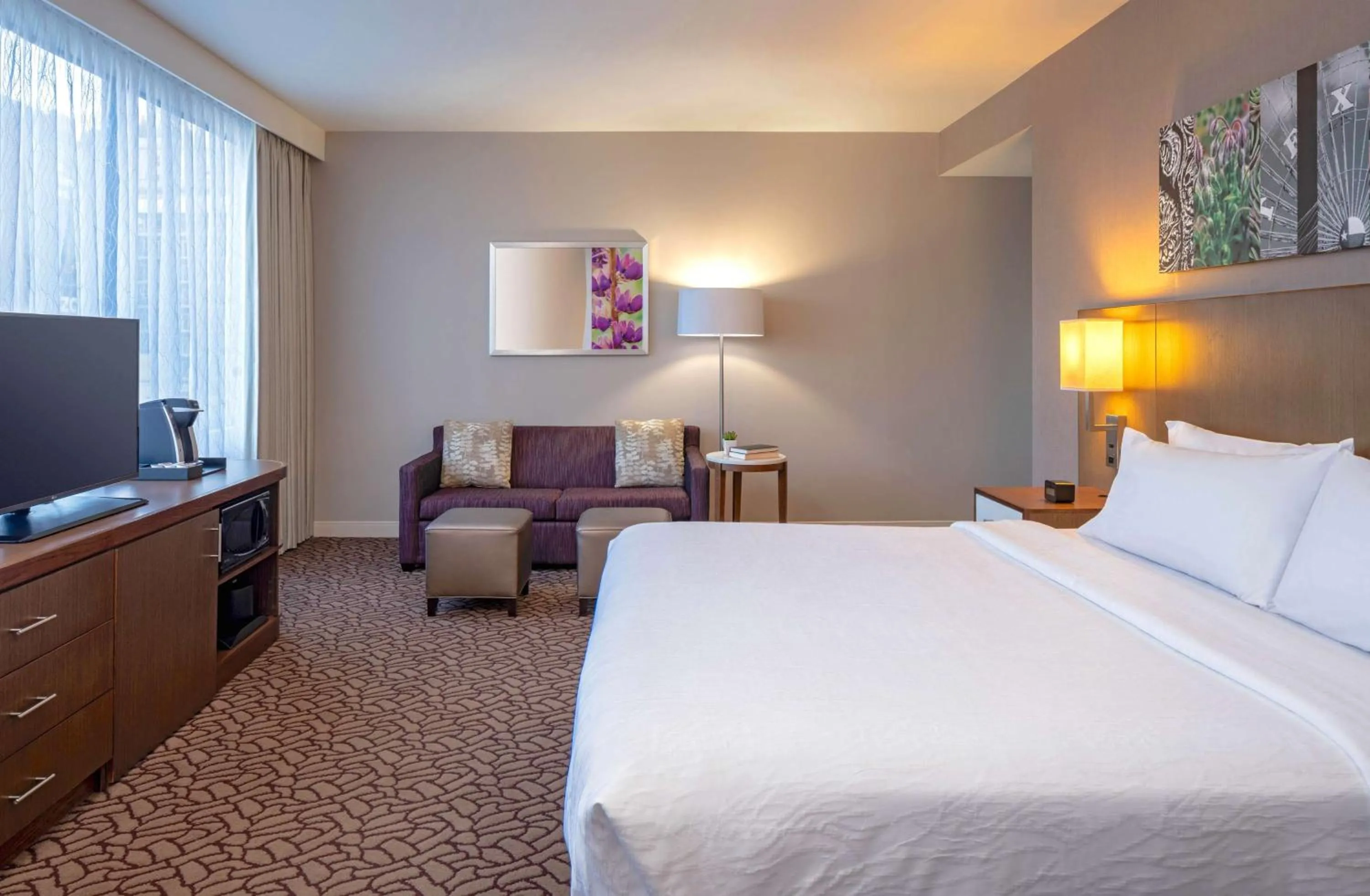 Bedroom, Bed in Hilton Garden Inn Downtown Dallas