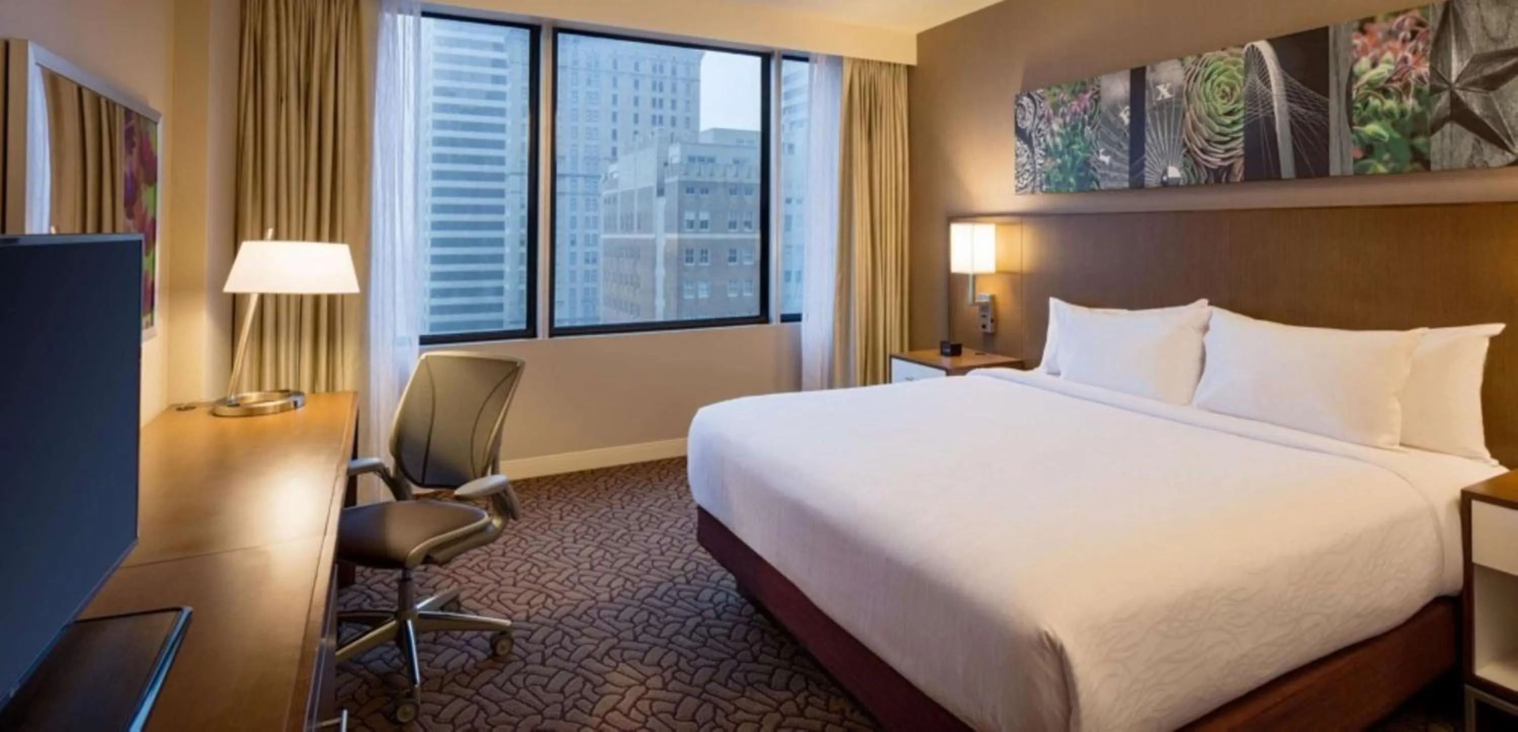 Photo of the whole room, Bed in Hilton Garden Inn Downtown Dallas