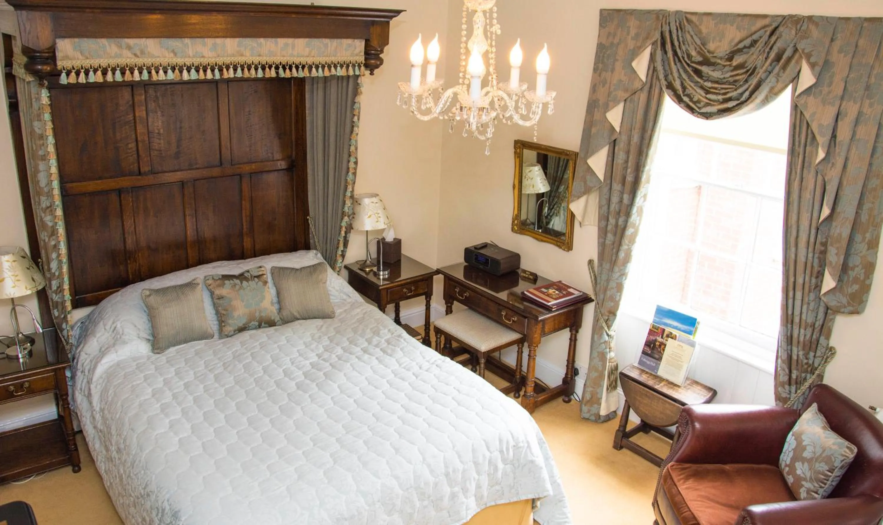 Bedroom, Bed in Beechwood Hotel