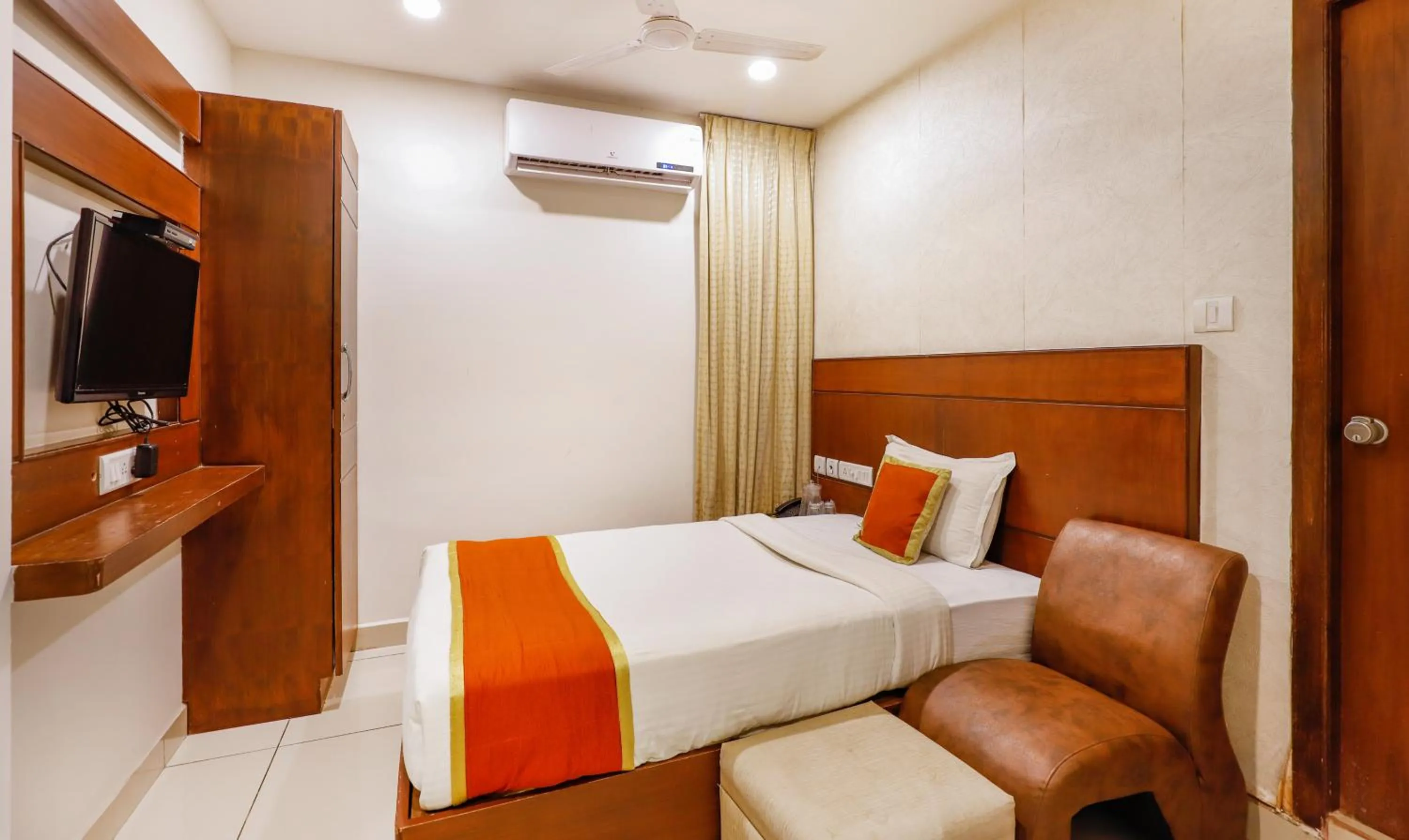 Bed in The Mount City Near US Consulate