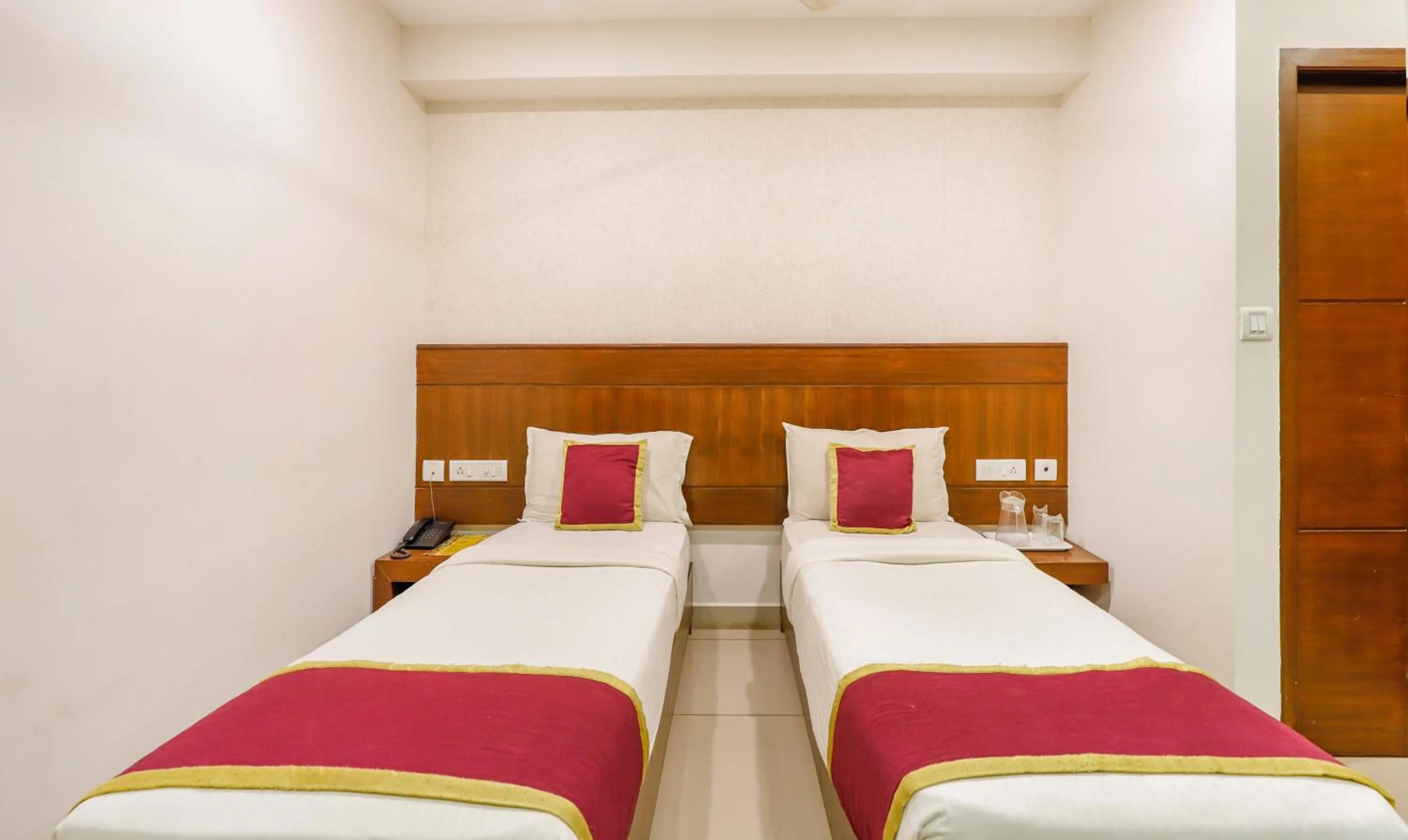 Bed in The Mount City Near US Consulate