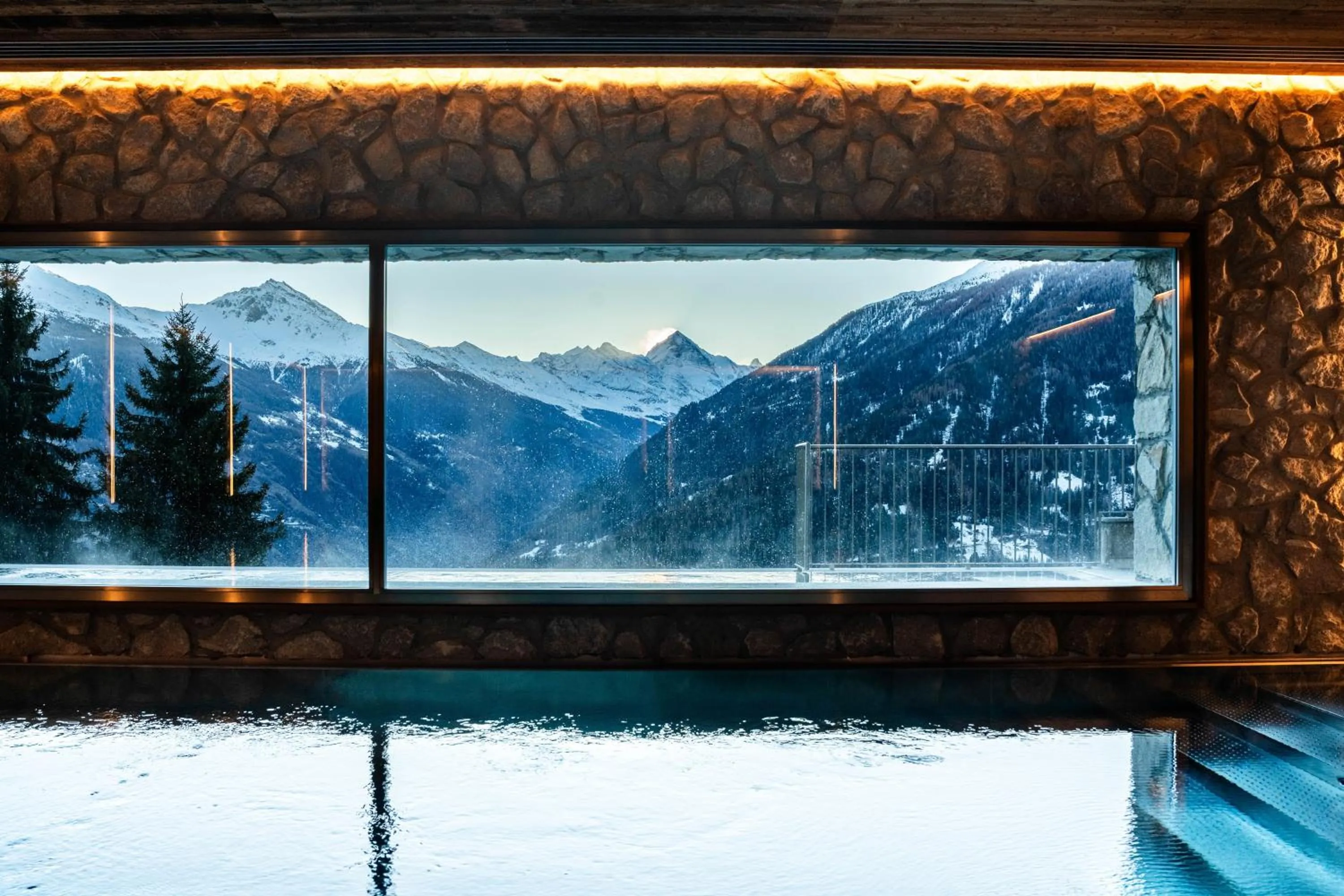 Swimming pool in Dent Blanche Resort - TemptingPlaces Collection
