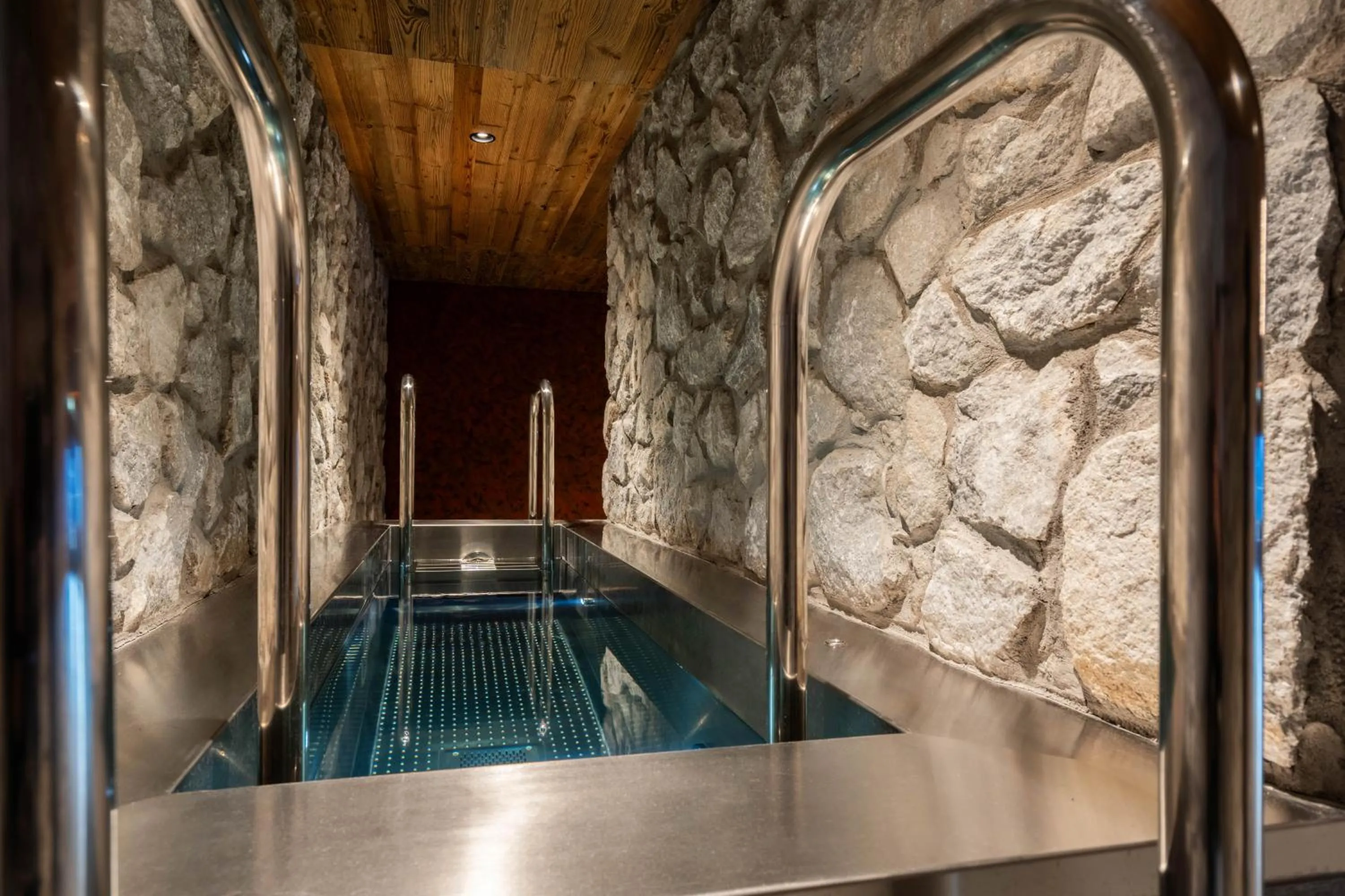 Swimming pool in Dent Blanche Resort - TemptingPlaces Collection