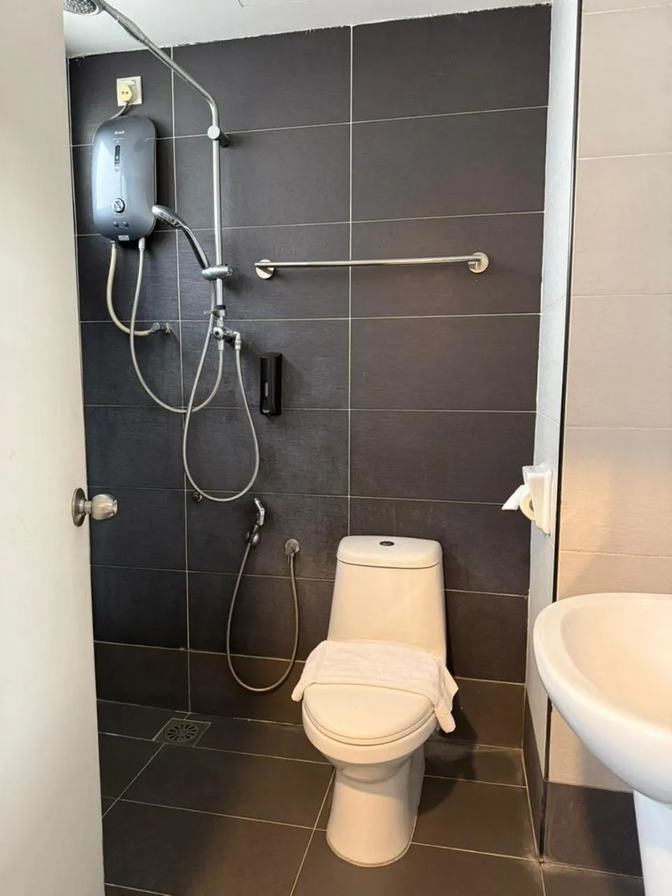 Shower in Asto Hotel Kuala Lumpur