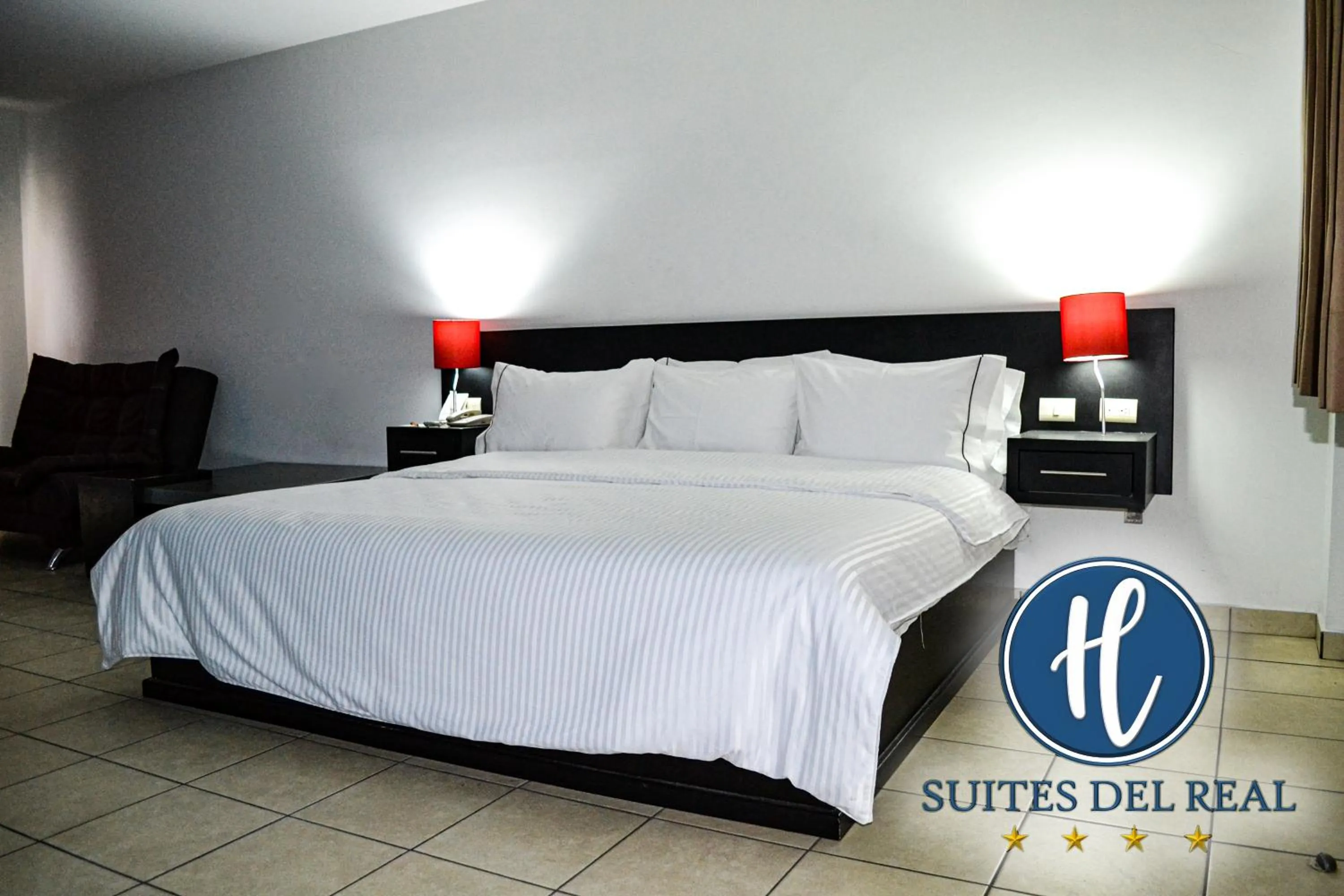 Bedroom, Bed in Hotel Suites del Real