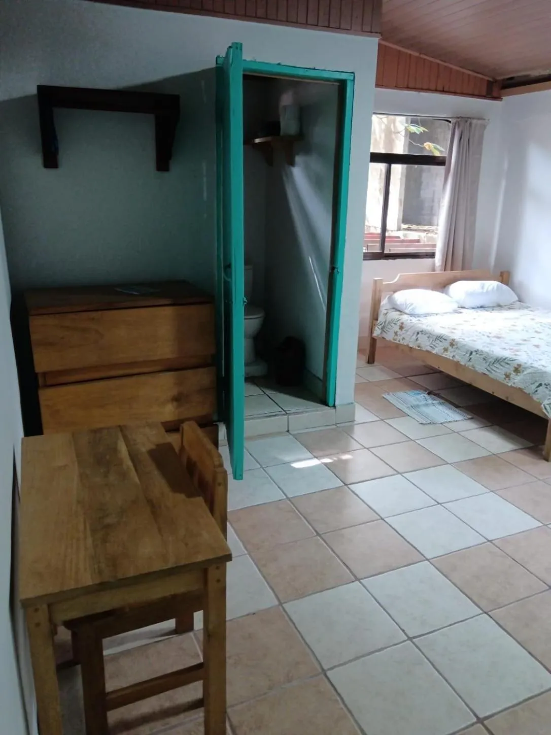 Photo of the whole room, Bed in Blue Iguana