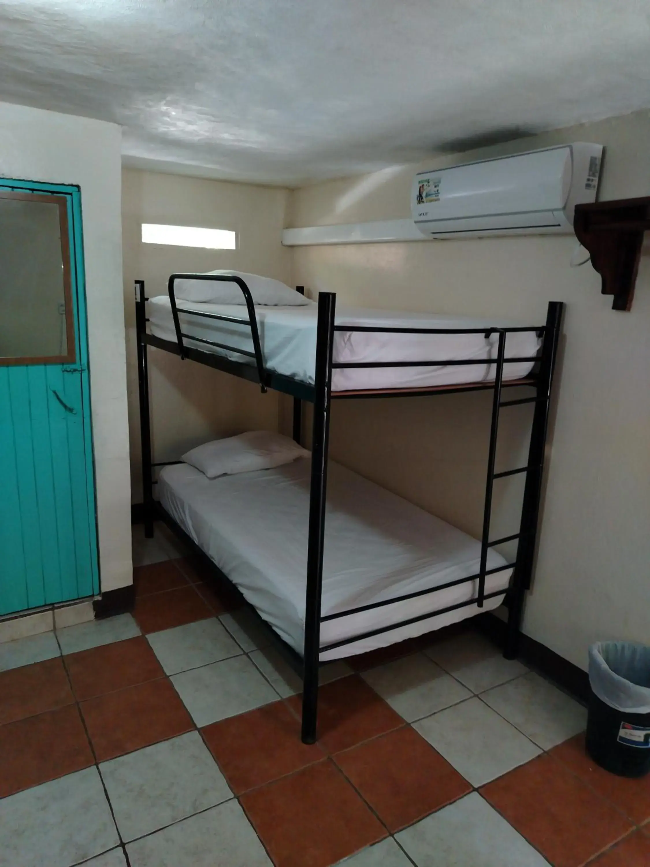 4-Bed Mixed Dormitory Room in Blue Iguana 4-Bed Mixed Dormitory Room in Blue Iguana