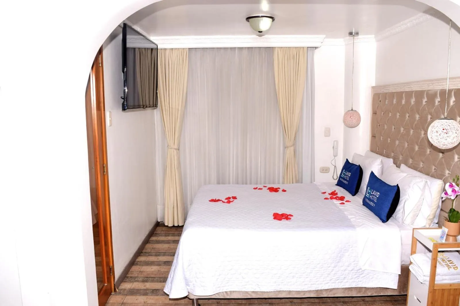 Shower, Bed in Lavid Hotel Kennedy