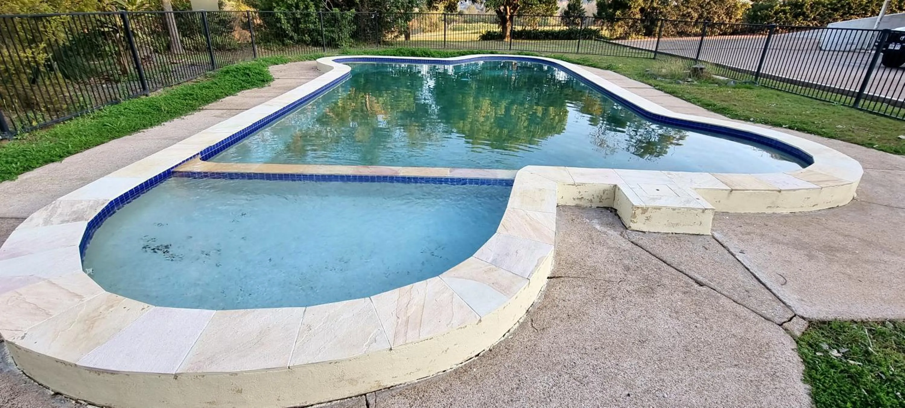 Swimming pool in Y Motels Gympie