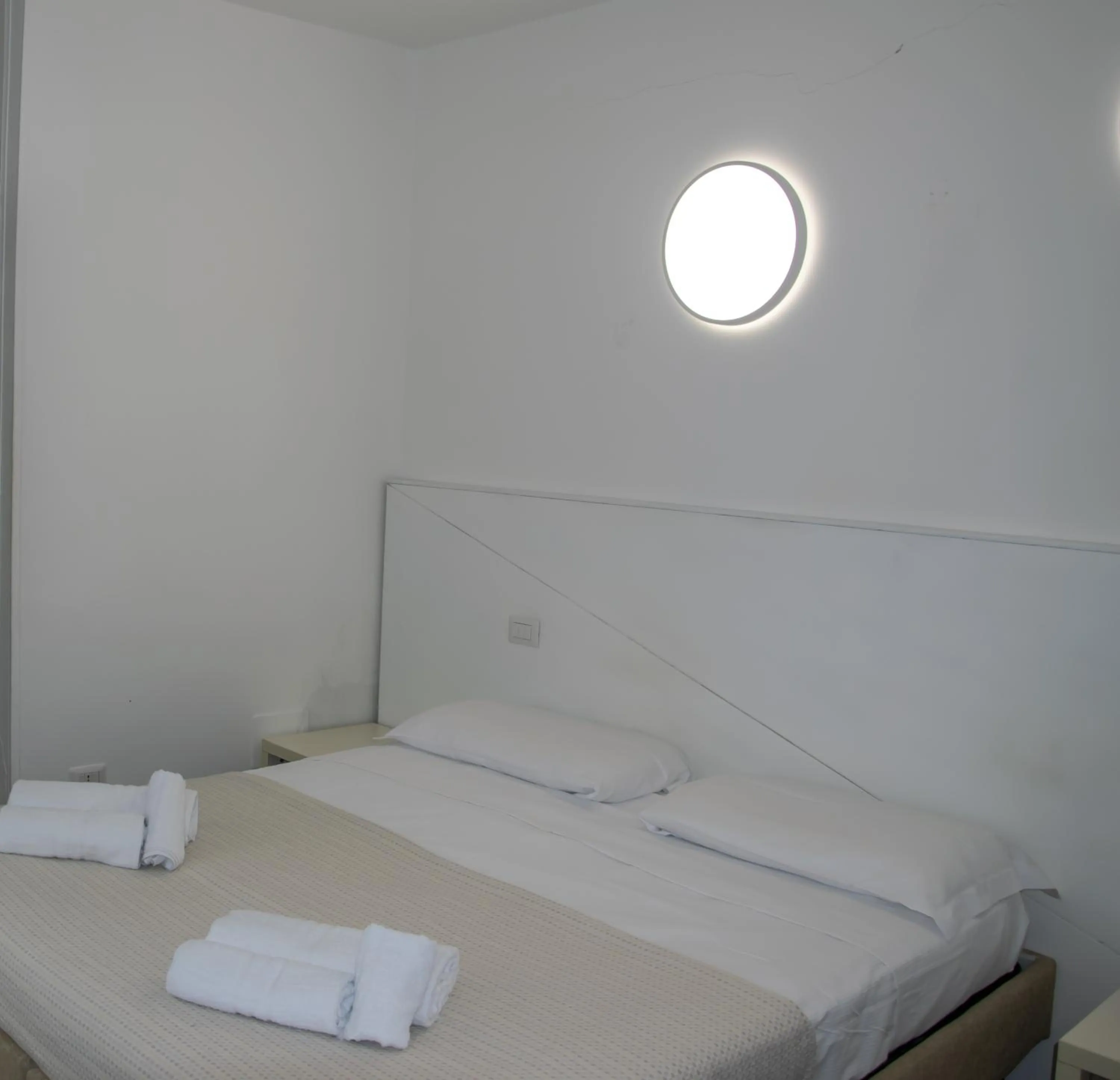 Photo of the whole room, Bed in Regent Beachotel