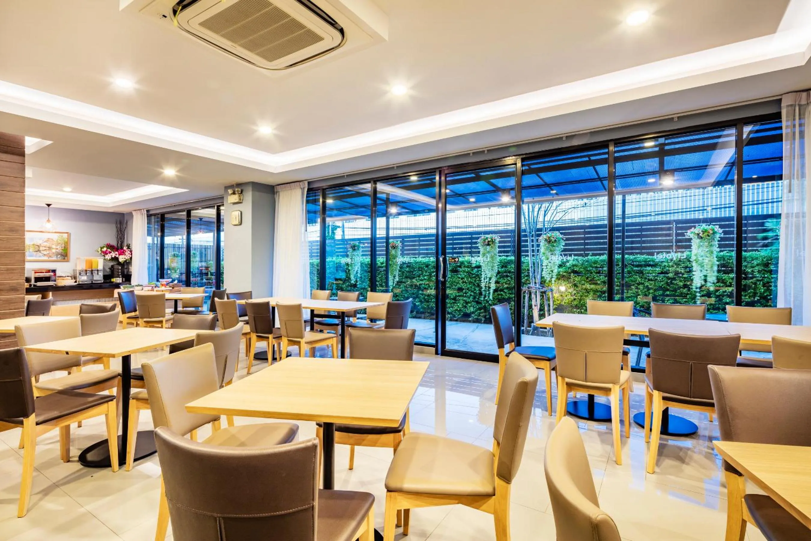 Restaurant/places to eat in Livotel Hotel Kaset Nawamin Bangkok