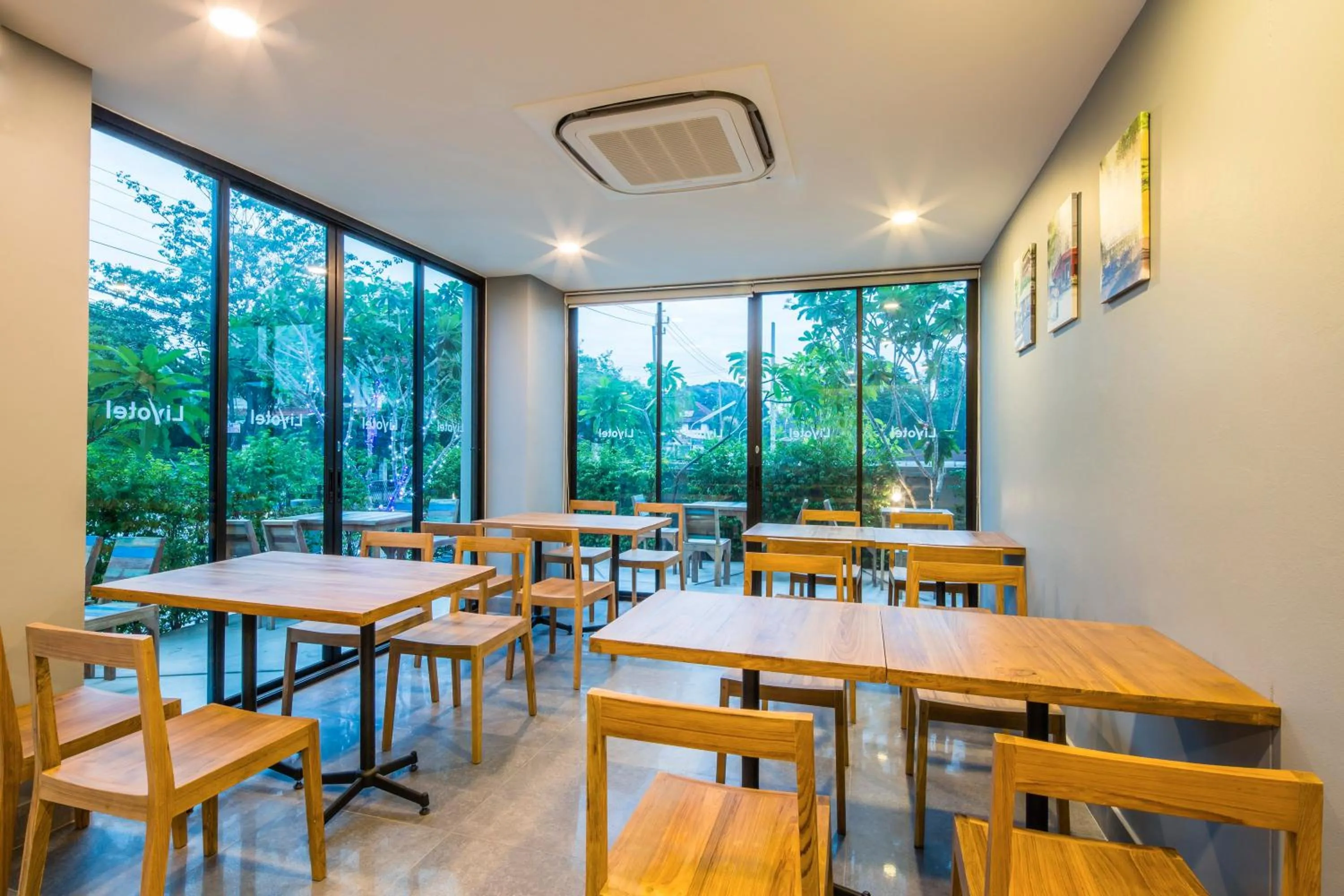 Restaurant/places to eat in Livotel Hotel Kaset Nawamin Bangkok