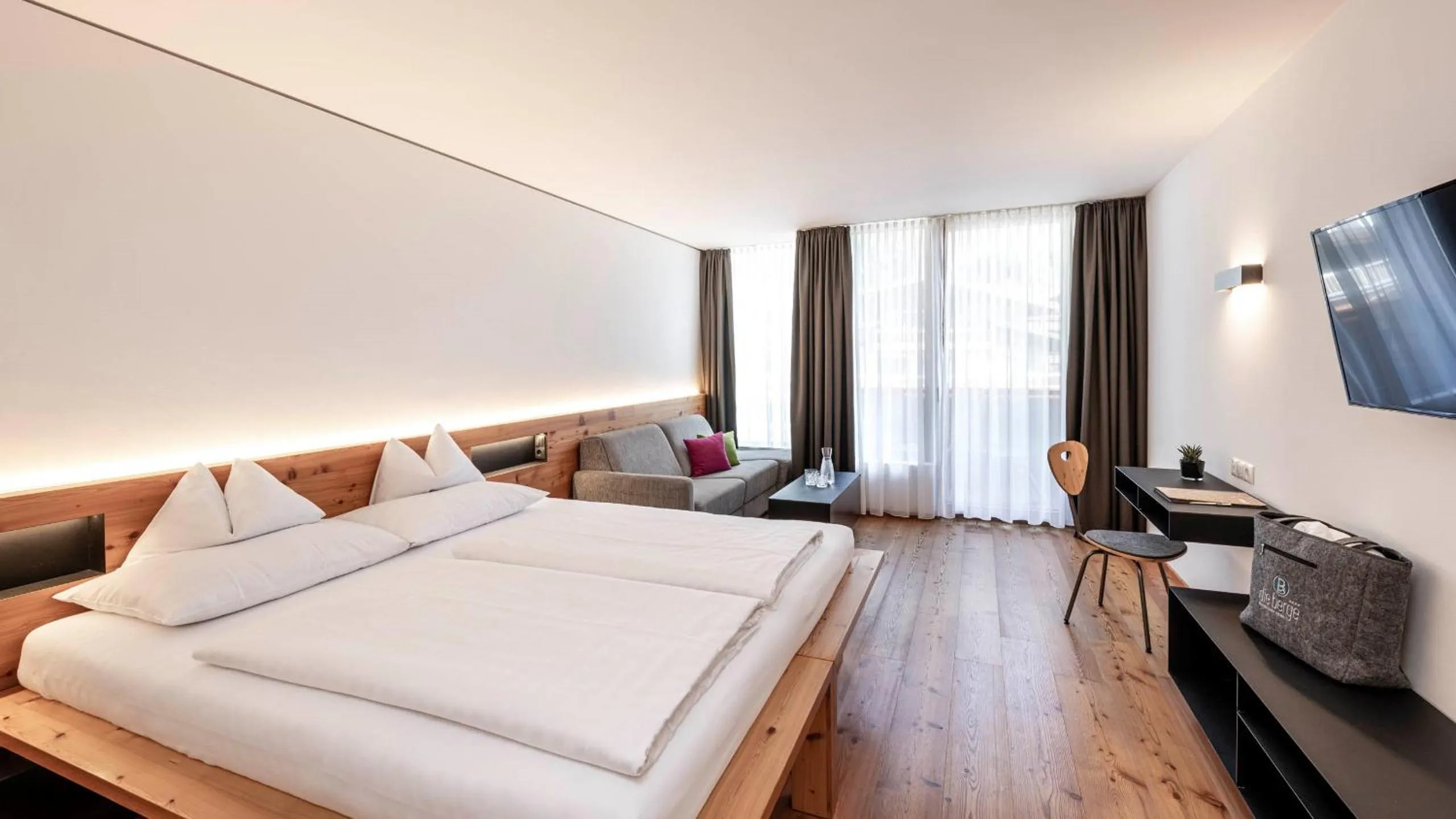 Photo of the whole room, Bed in die berge lifestyle-hotel Sölden