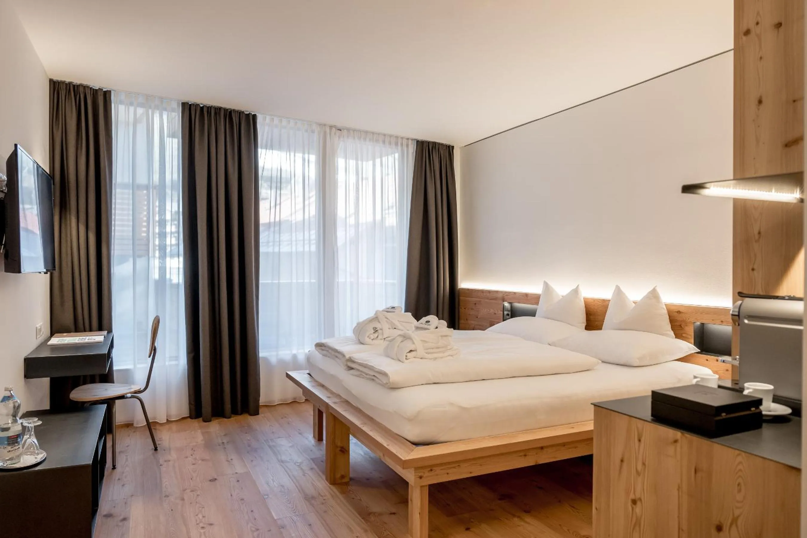 Photo of the whole room, Bed in die berge lifestyle-hotel Sölden