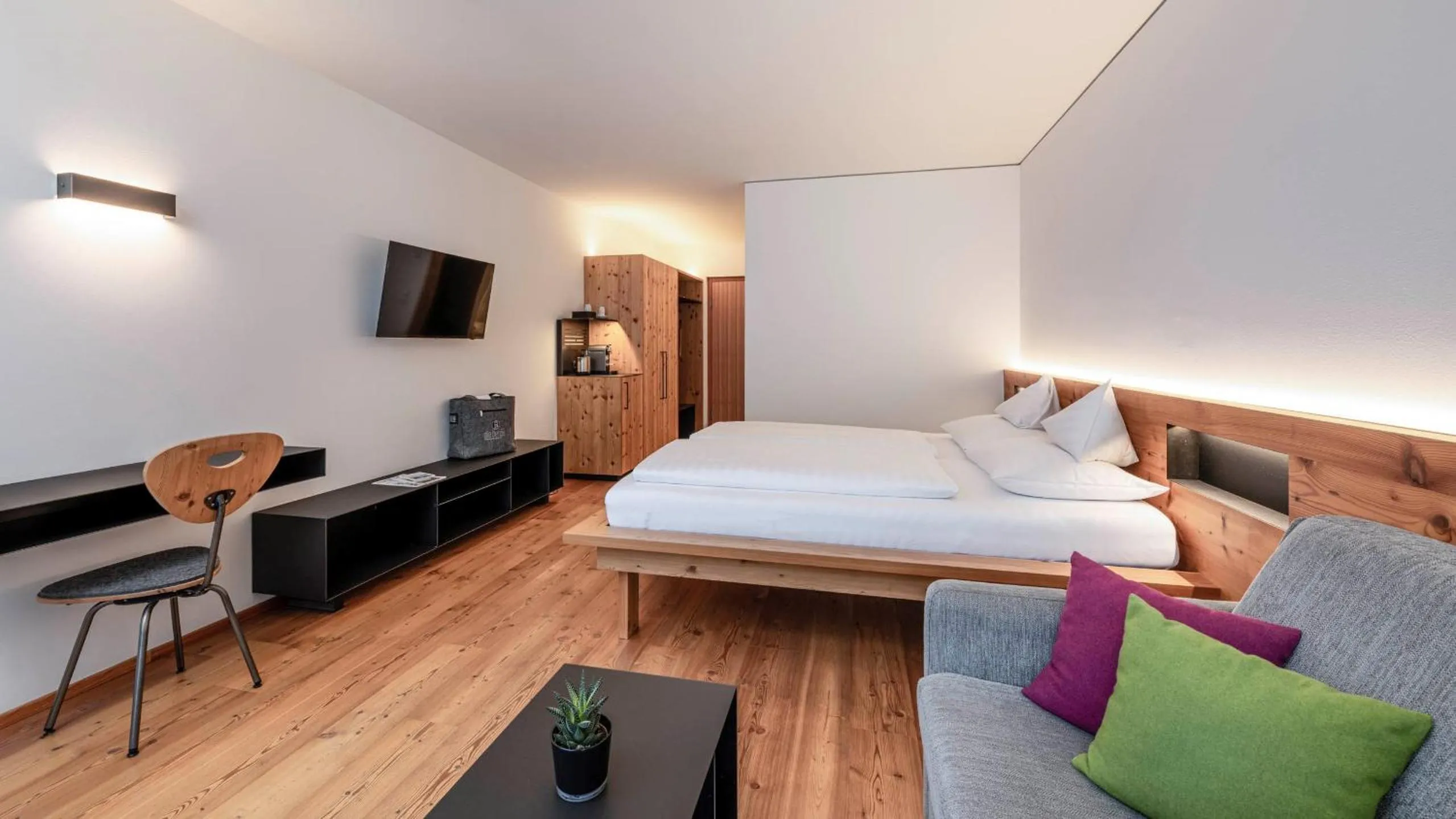 Photo of the whole room, Bed in die berge lifestyle-hotel Sölden