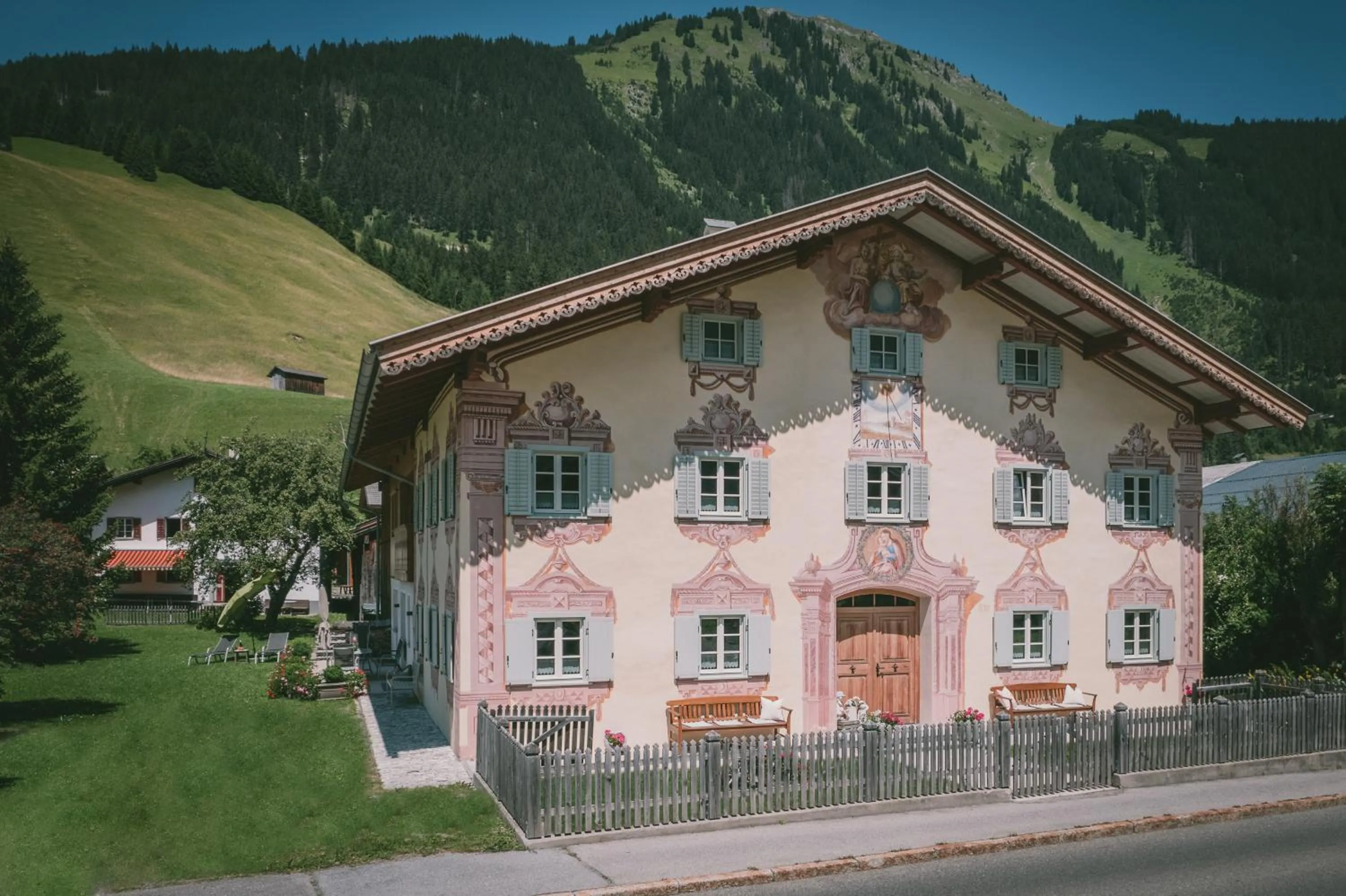 Property building in Residenz 111