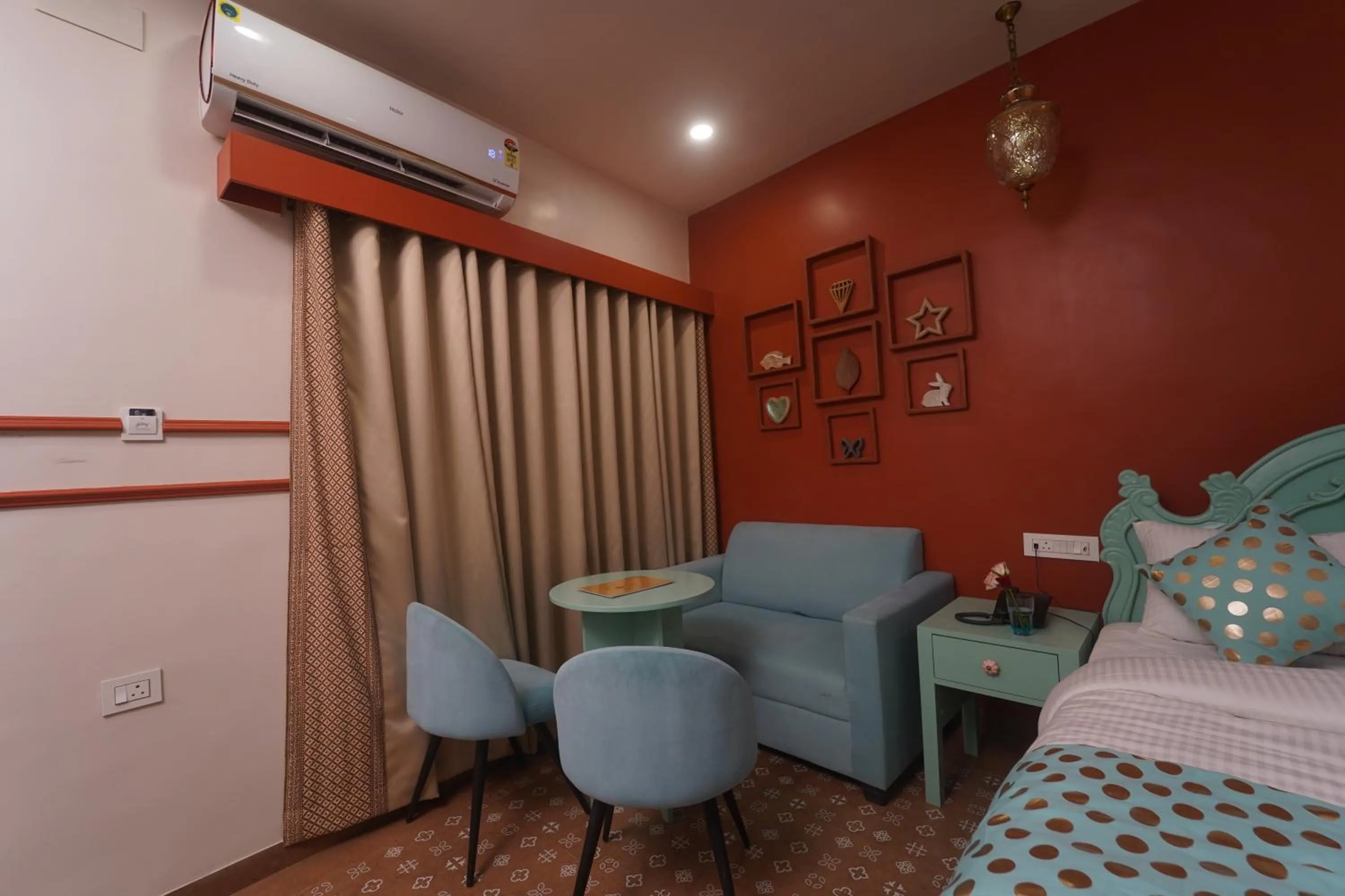 Seating area, Bed in Artistik Abode by Stay Banaras