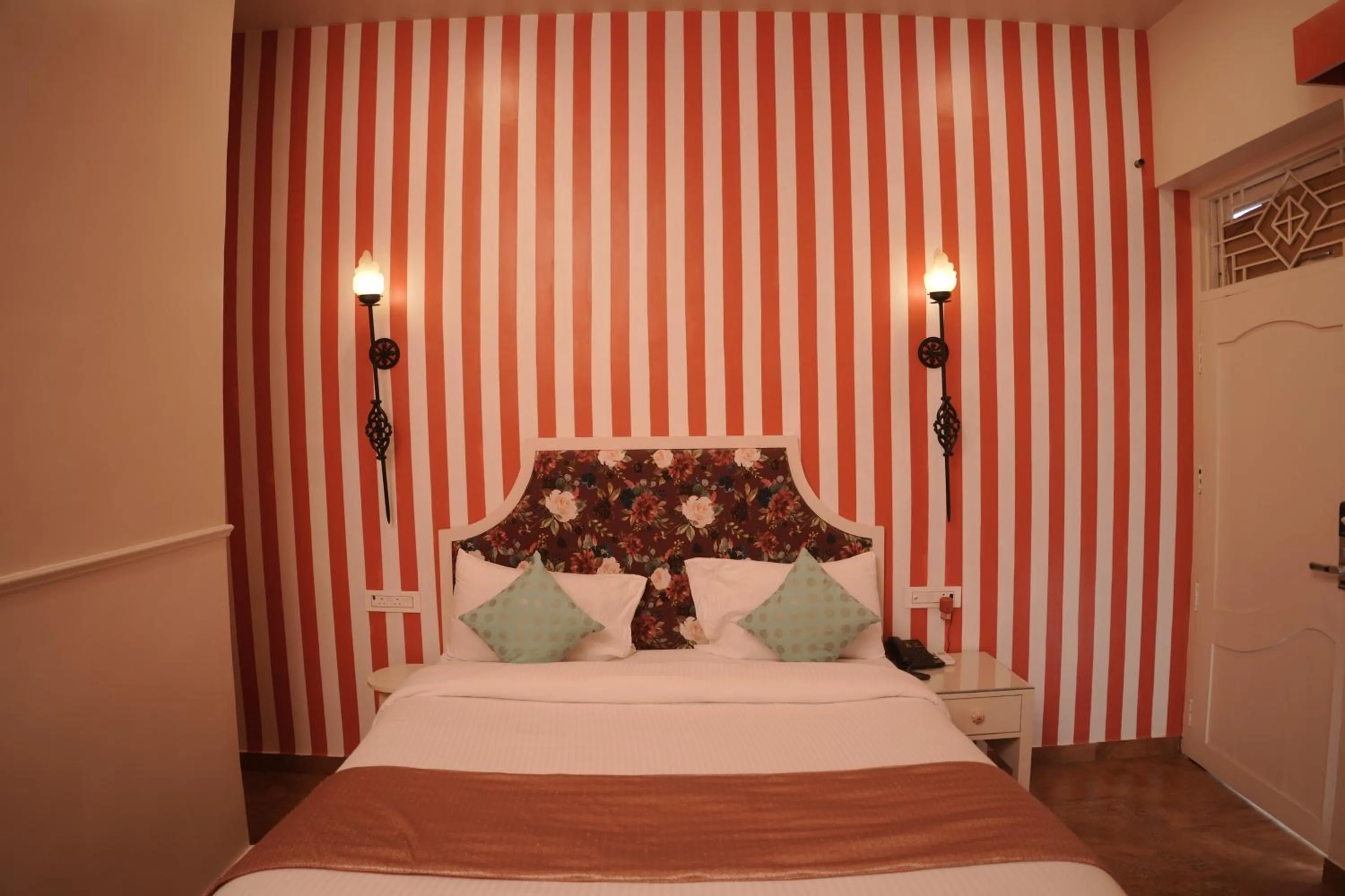 Photo of the whole room, Bed in Artistik Abode by Stay Banaras