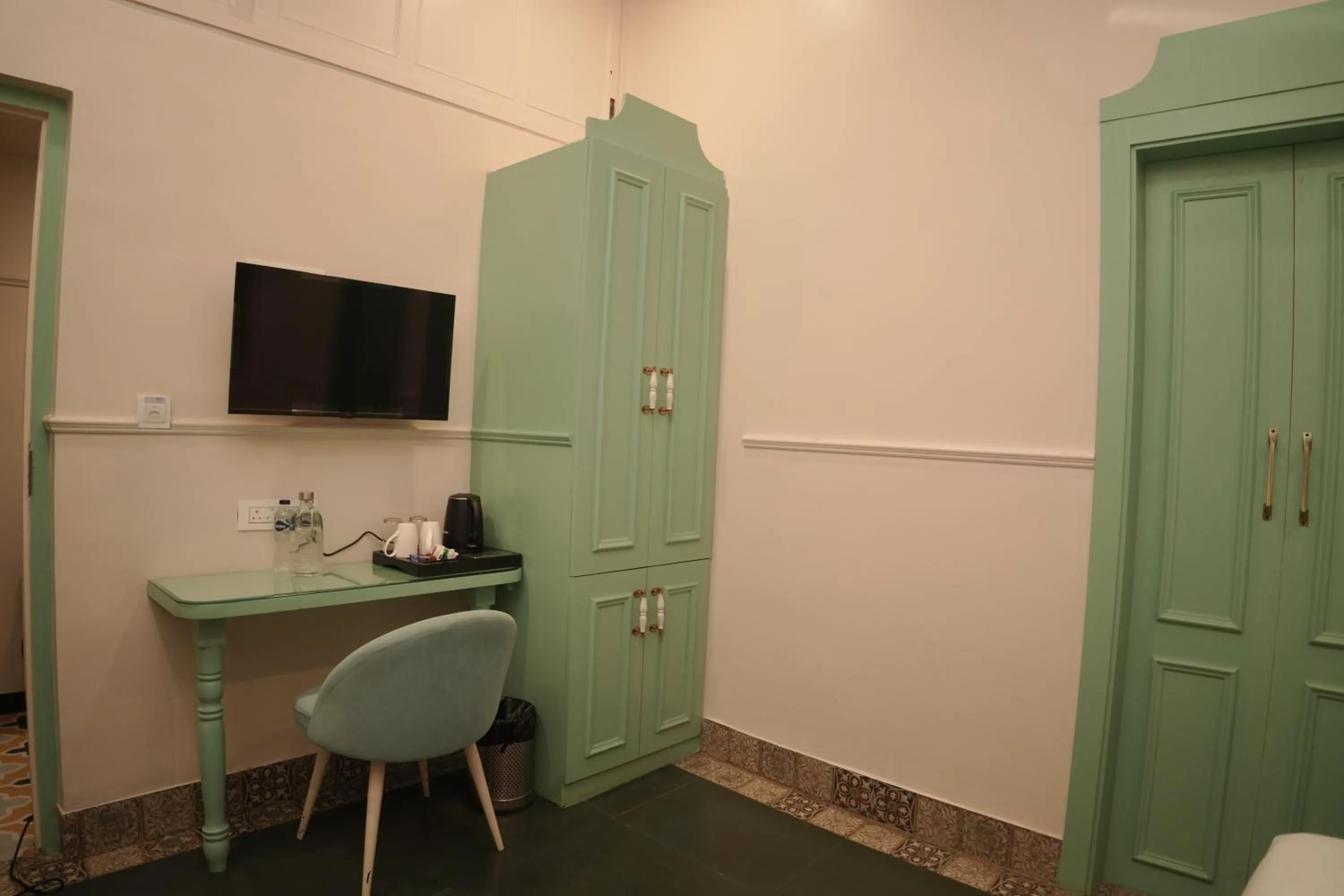TV and multimedia in Artistik Abode by Stay Banaras
