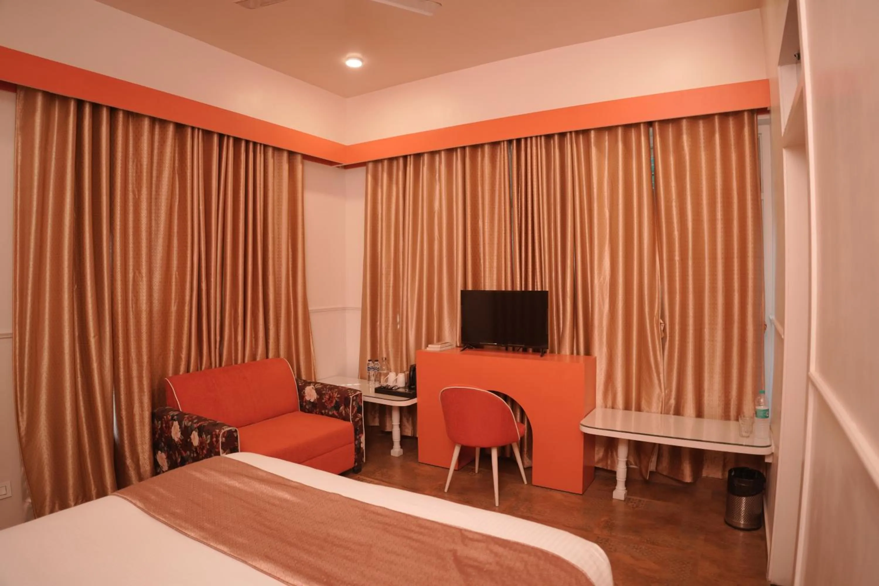 Communal lounge/ TV room, Bed in Artistik Abode by Stay Banaras