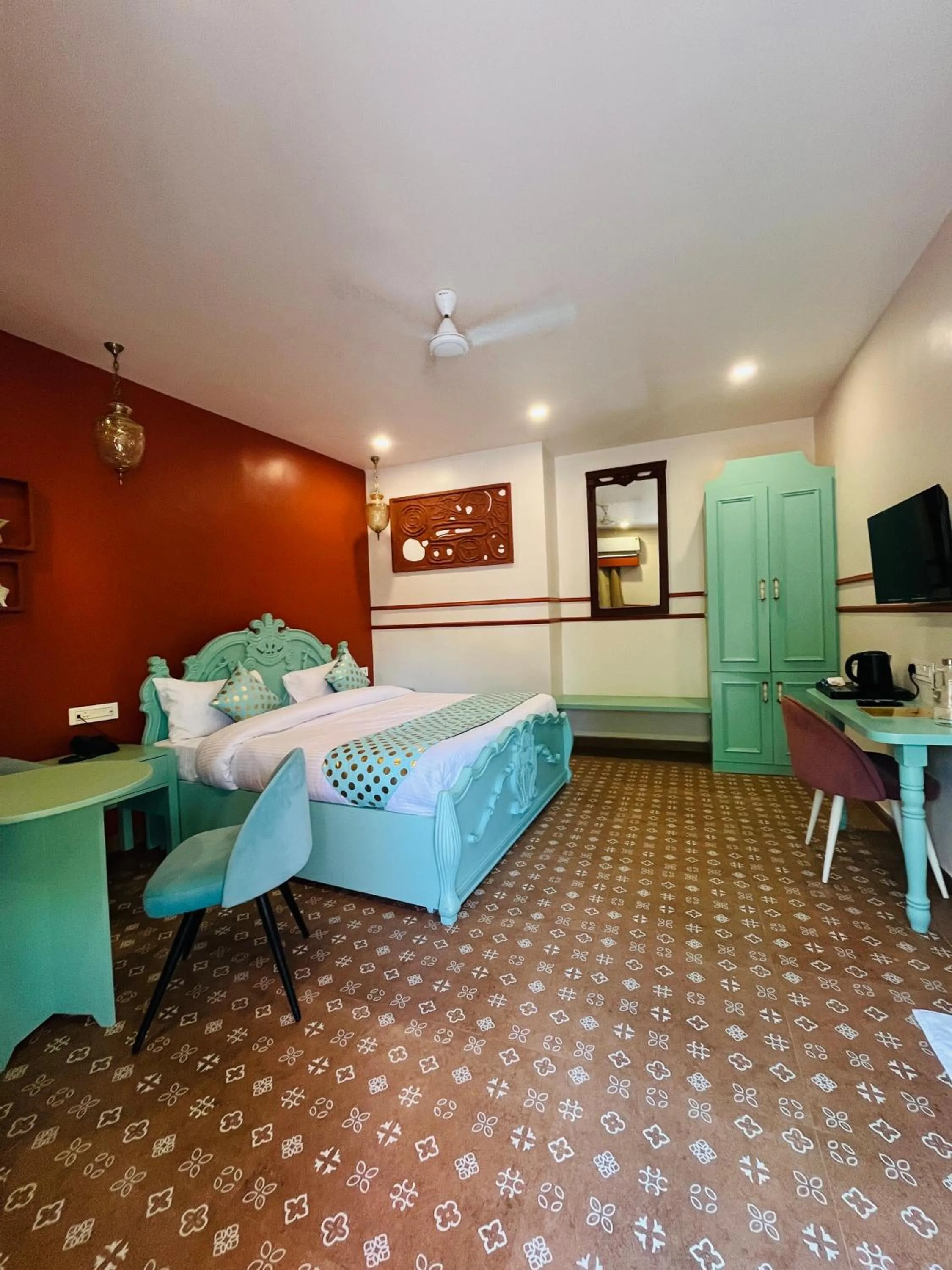 Communal lounge/ TV room, Bed in Artistik Abode by Stay Banaras