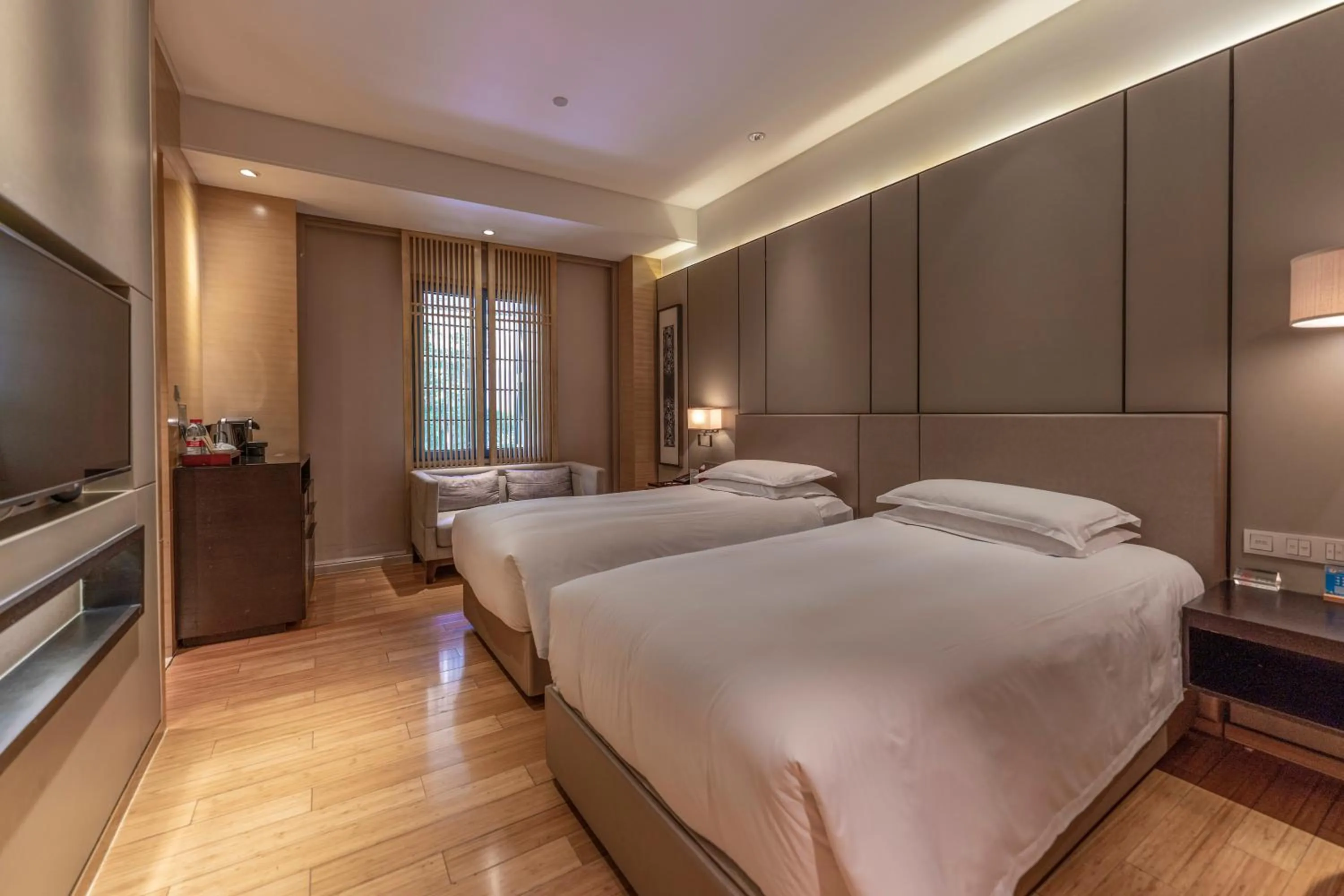 Bed in Cheery Dragon Canal Hotel Hangzhou - Intangible Cultural Heritage Hotel