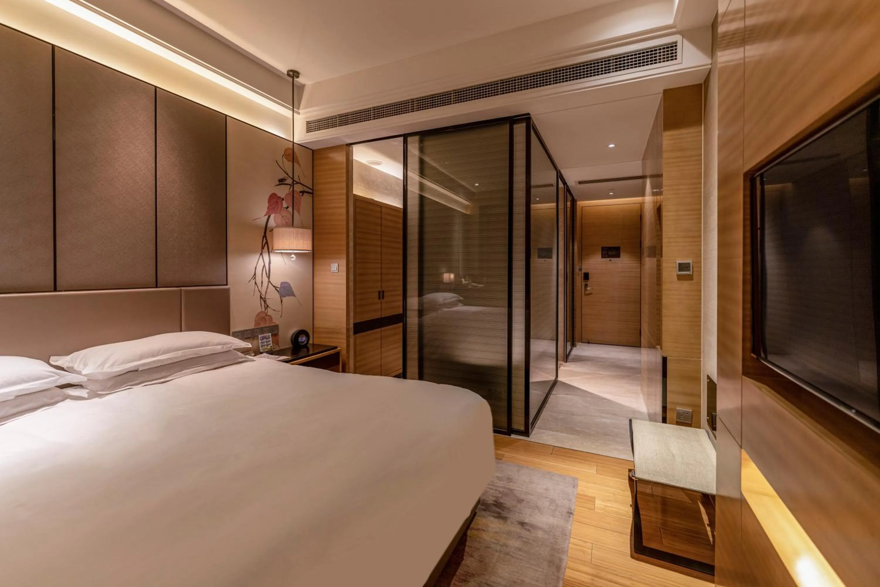 Bed in Cheery Dragon Canal Hotel Hangzhou - Intangible Cultural Heritage Hotel