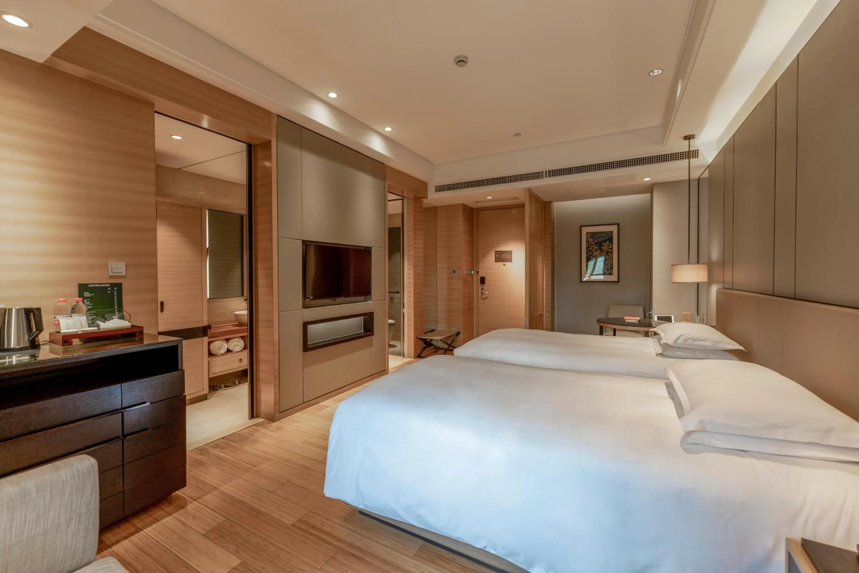 Bed in Cheery Dragon Canal Hotel Hangzhou - Intangible Cultural Heritage Hotel