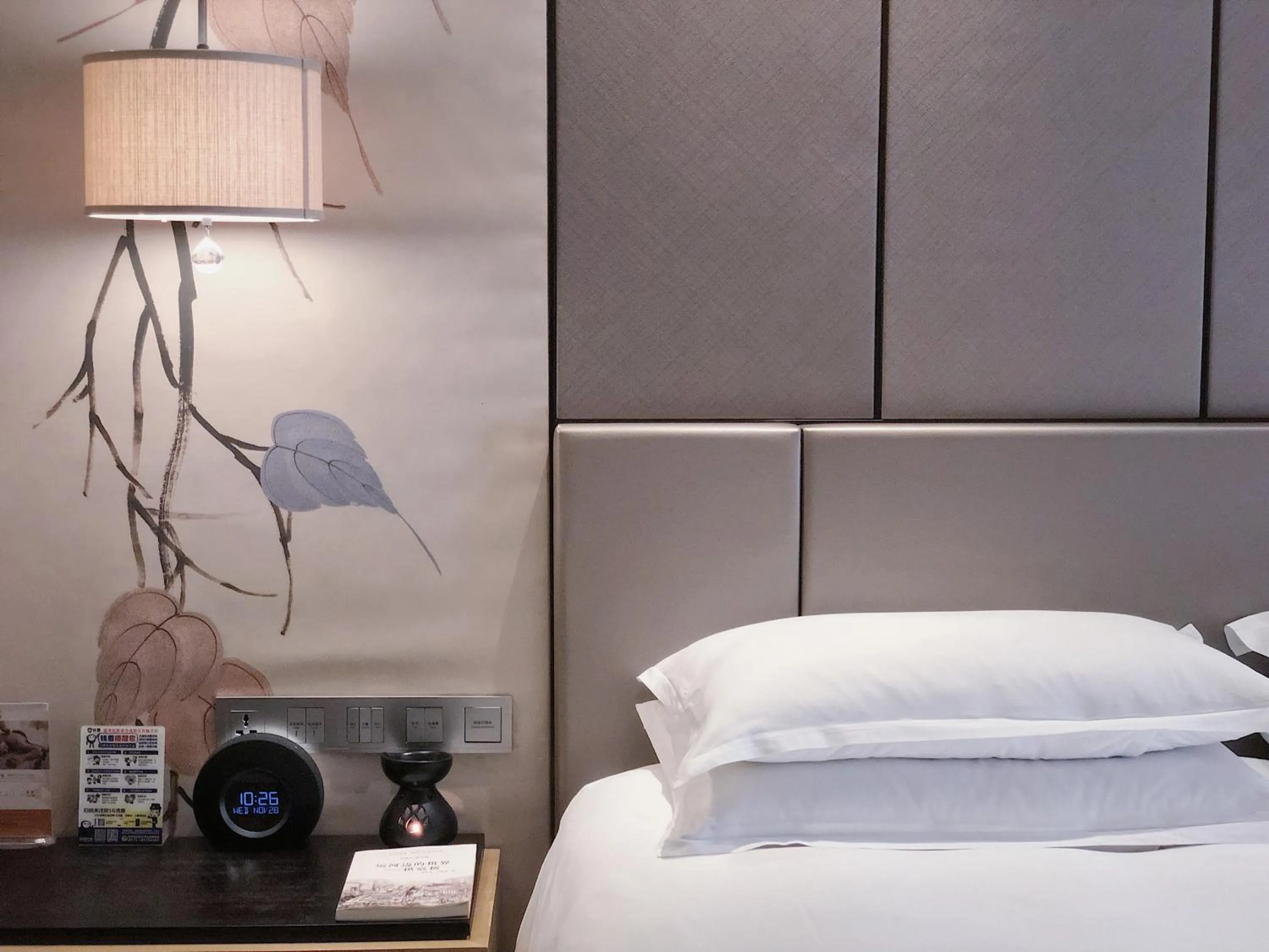 Bed in Cheery Dragon Canal Hotel Hangzhou - Intangible Cultural Heritage Hotel