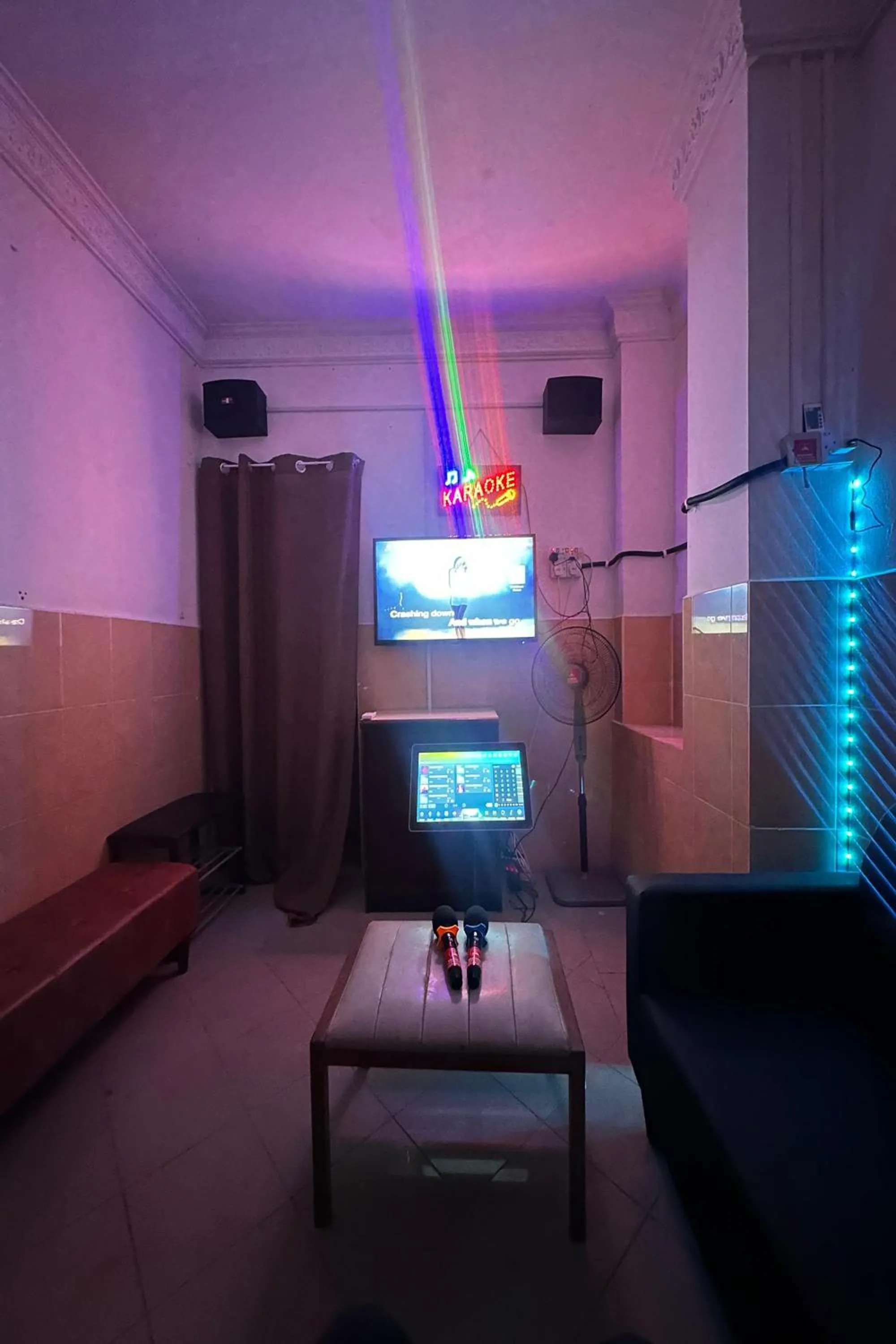 Karaoke in 98 Inn BilikXpert at Chow Kit