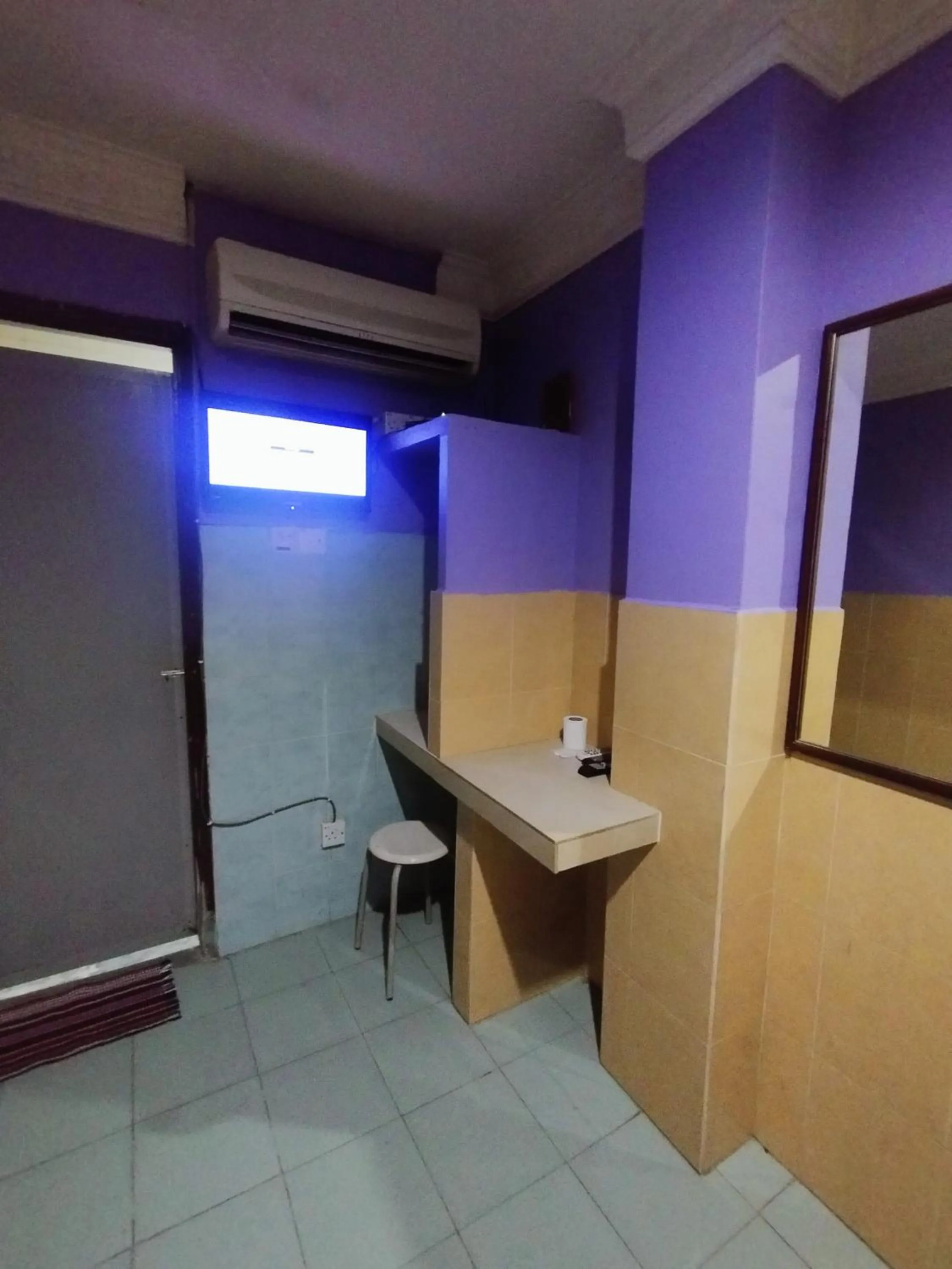 air conditioner in 98 Inn BilikXpert at Chow Kit