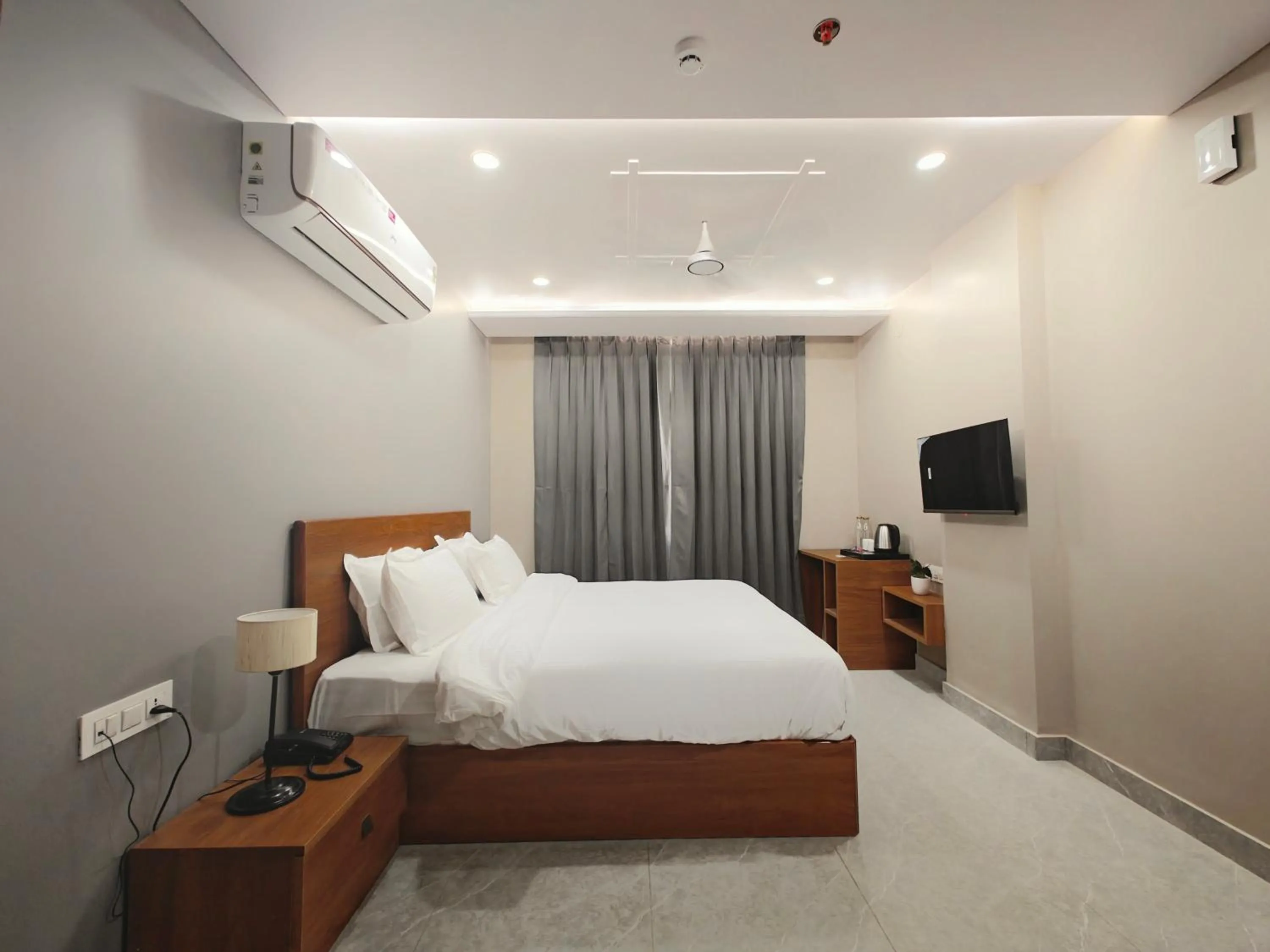 Photo of the whole room, Bed in Sagar Stays