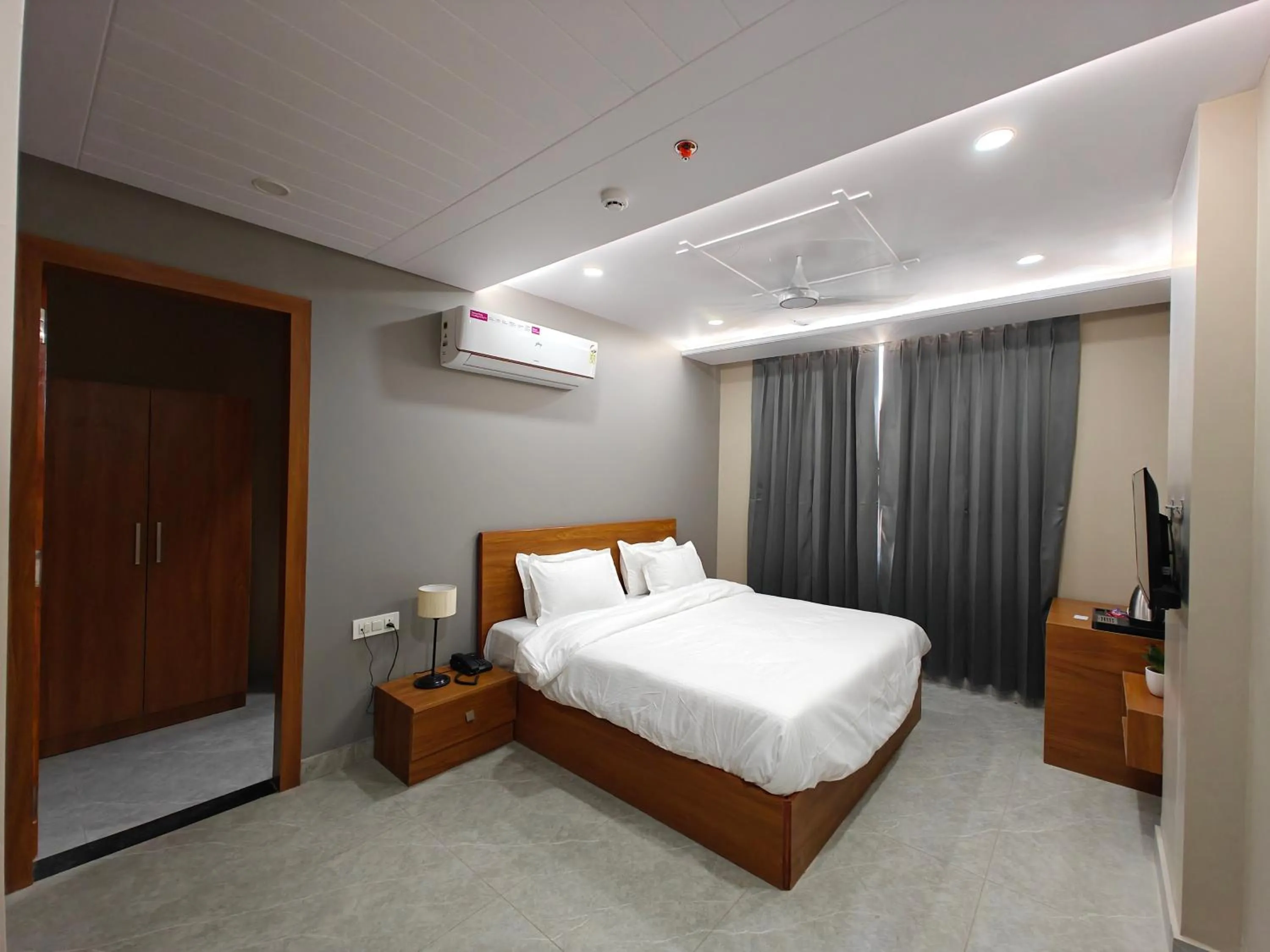Photo of the whole room, Bed in Sagar Stays