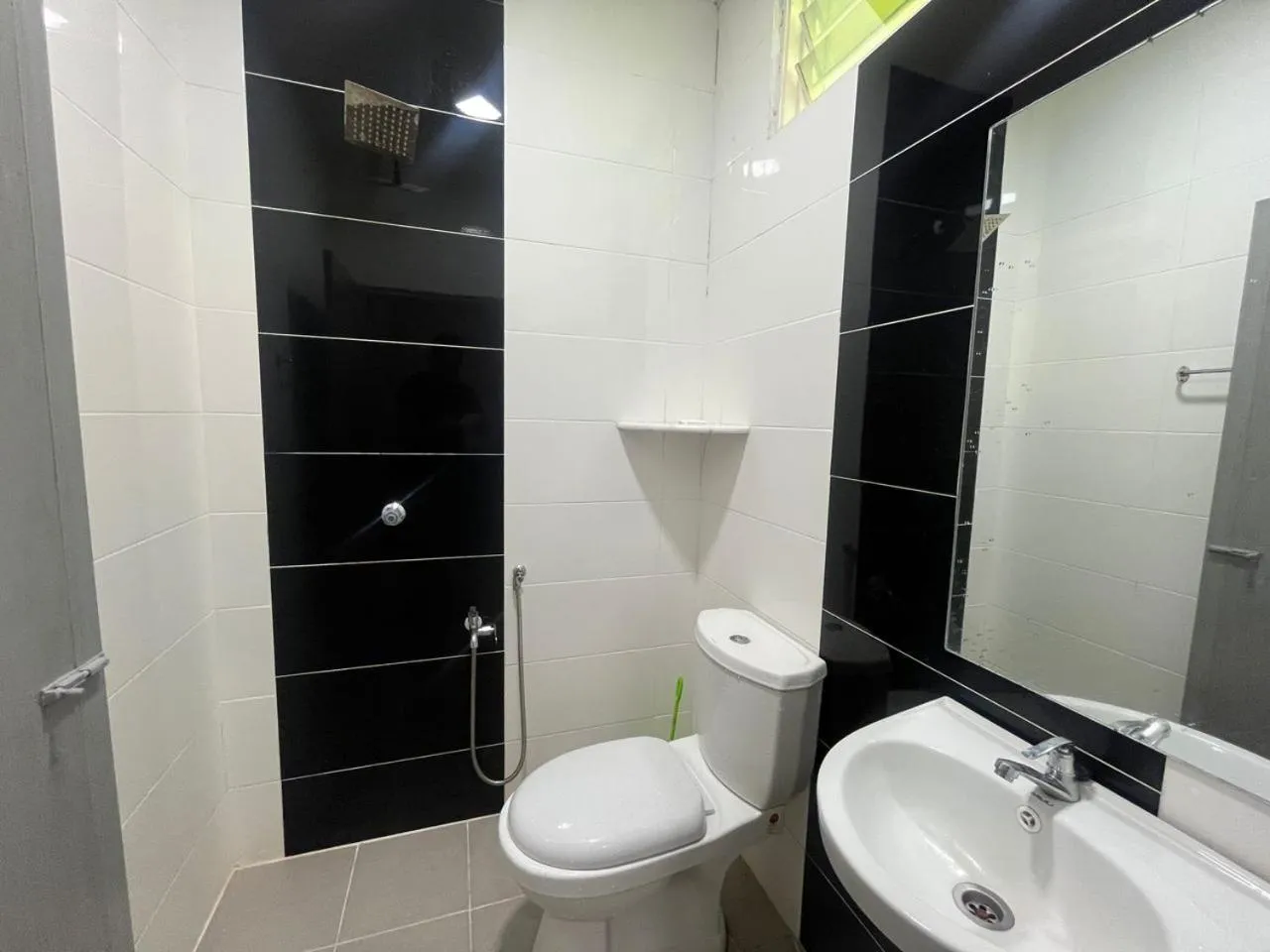 Bathroom in OYO 91220 D Inai Roomstay