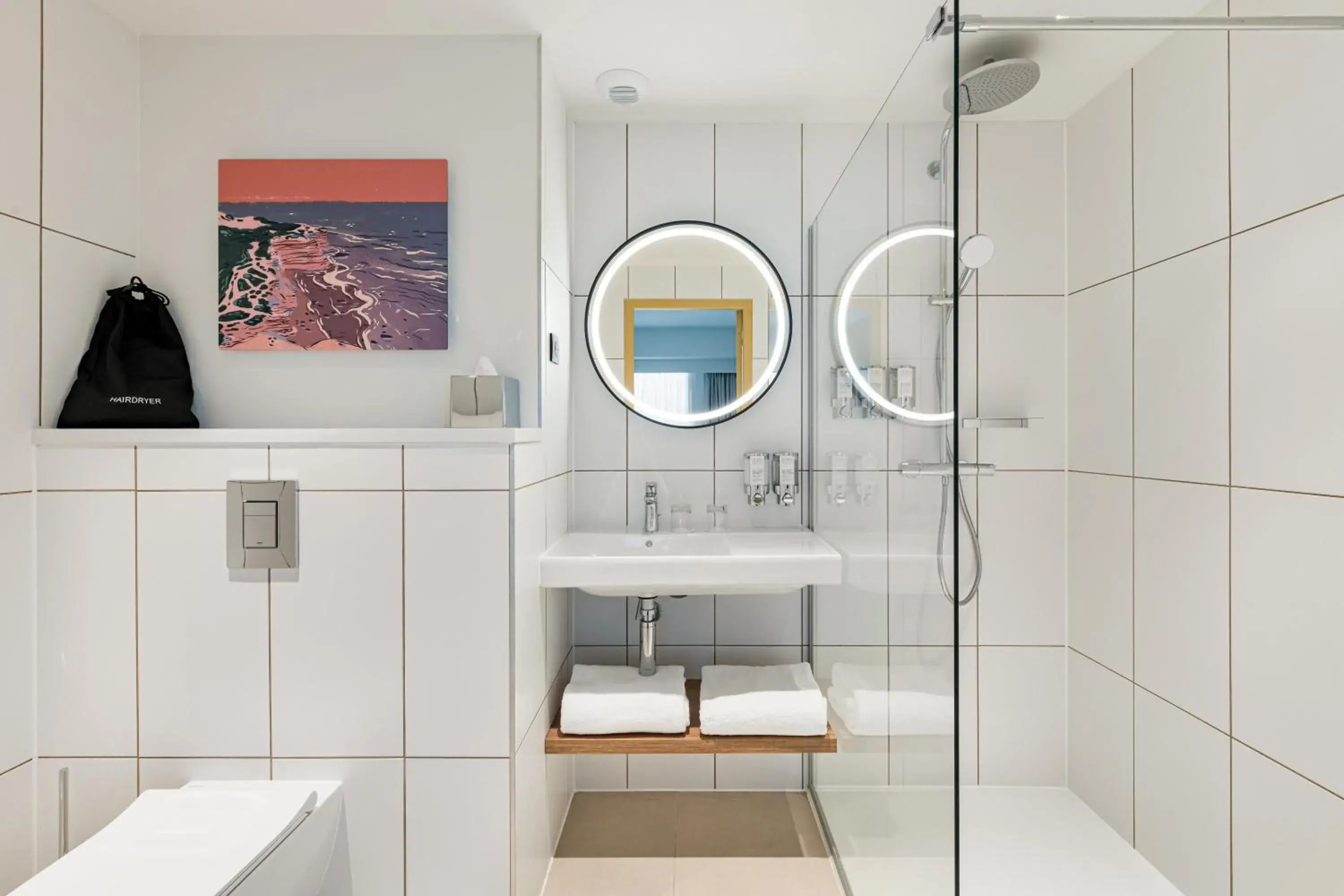 Connecting Family King Room in Hampton by Hilton Bordeaux Merignac Airport Connecting Family King Room in Hampton by Hilton Bordeaux Merignac Airport