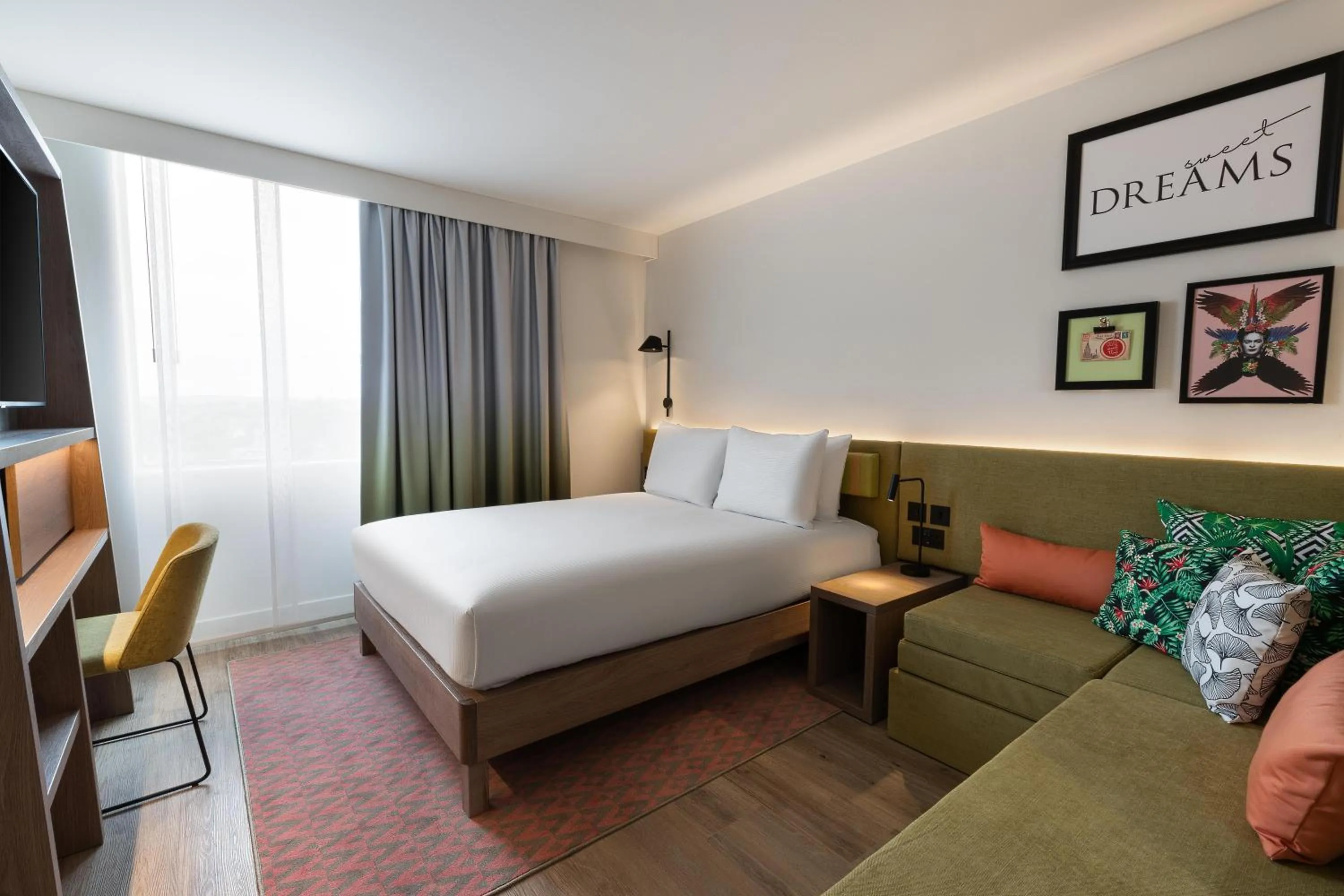 Living room, Bed in Hampton by Hilton Bordeaux Merignac Airport