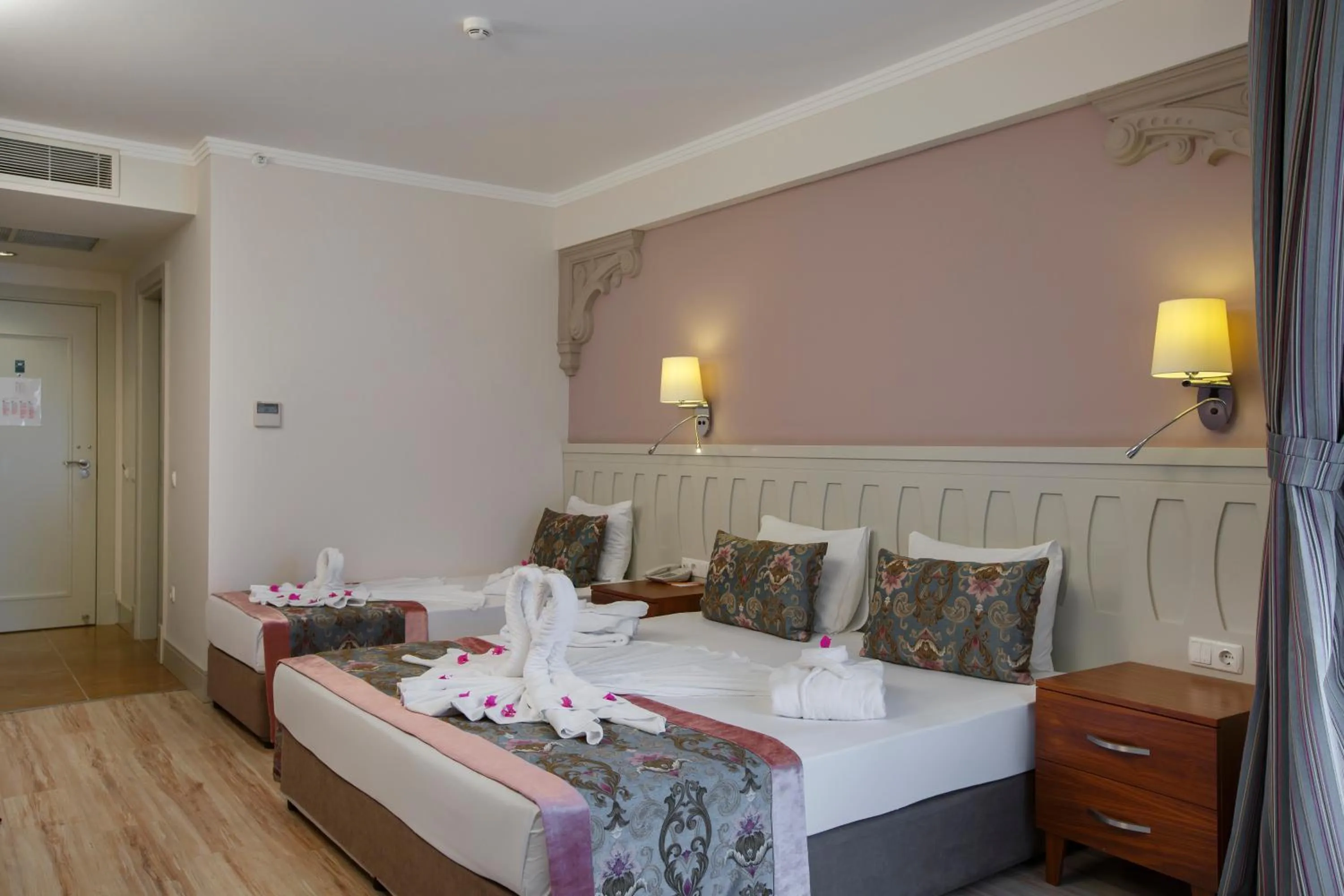 Bed in Side Crown Serenity Ultra All Inclusive