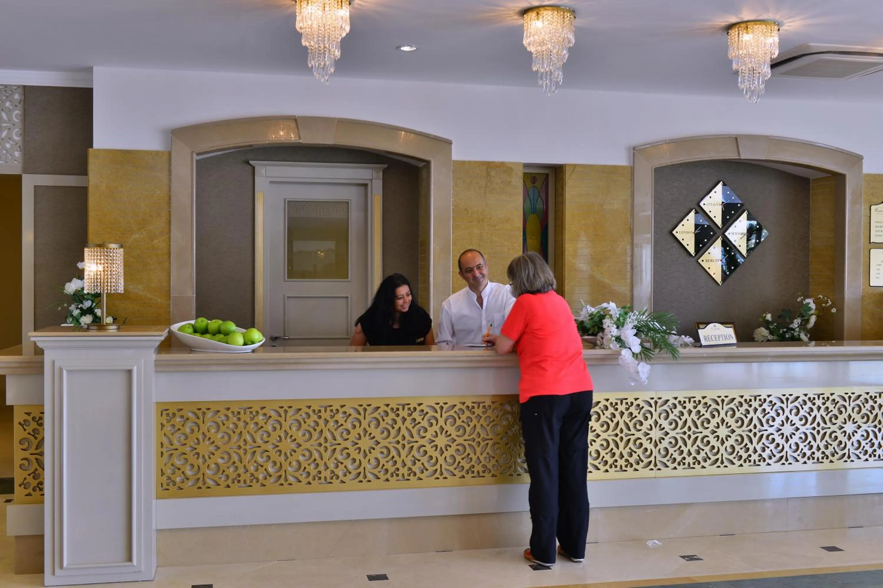 Staff in Side Crown Serenity Ultra All Inclusive