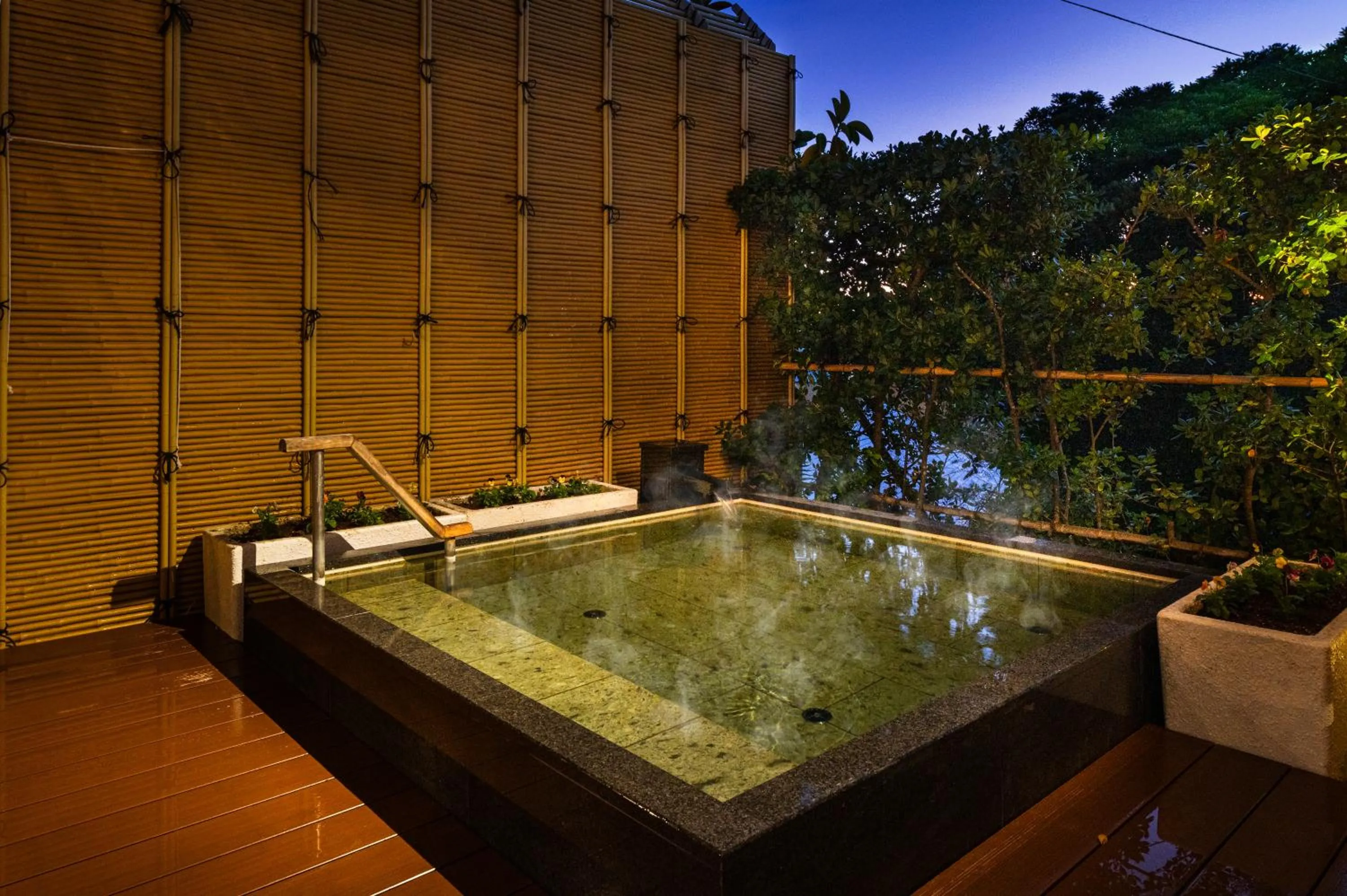 Hot Spring Bath in Hanashibuki