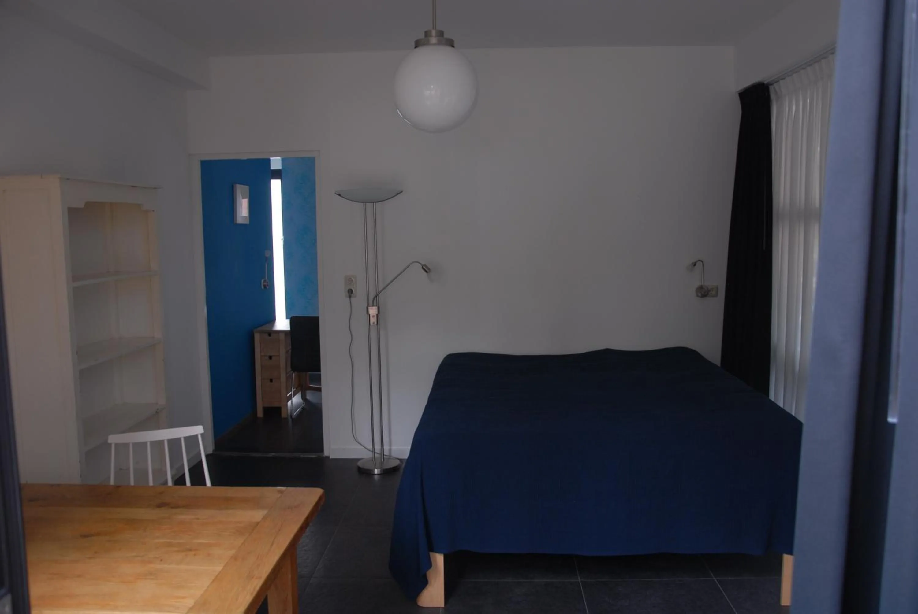 Property building, Bed in Het blauwe huis
