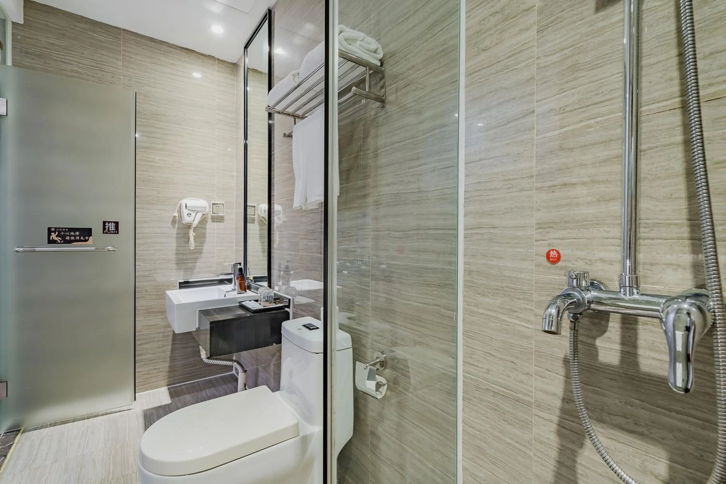 Toilet in Insail Hotels (Pazhou Exhibition Center KeCun Metro Station Dunhe Road Branch Guangzhou)