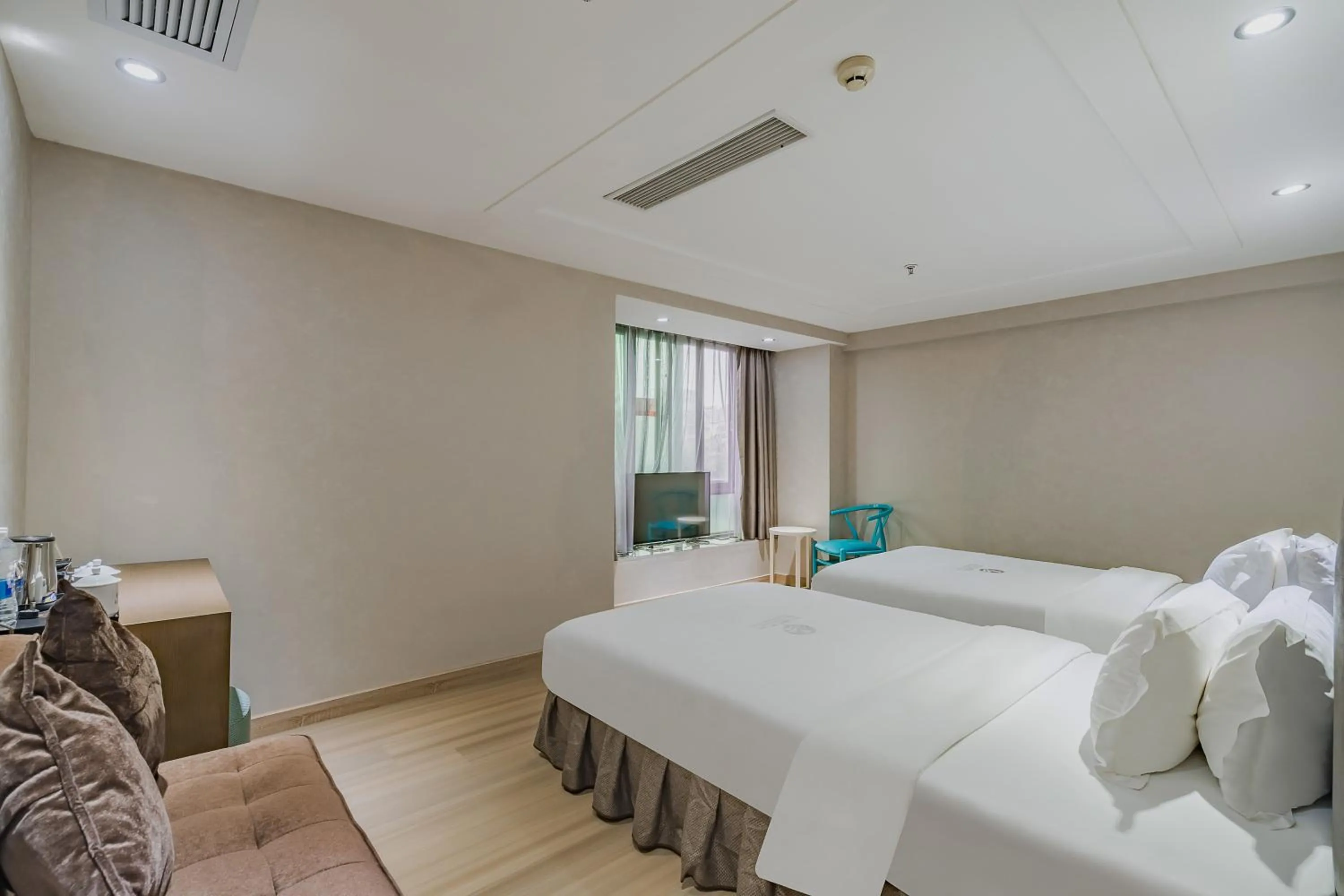 Photo of the whole room, Bed in Insail Hotels (Pazhou Exhibition Center KeCun Metro Station Dunhe Road Branch Guangzhou)