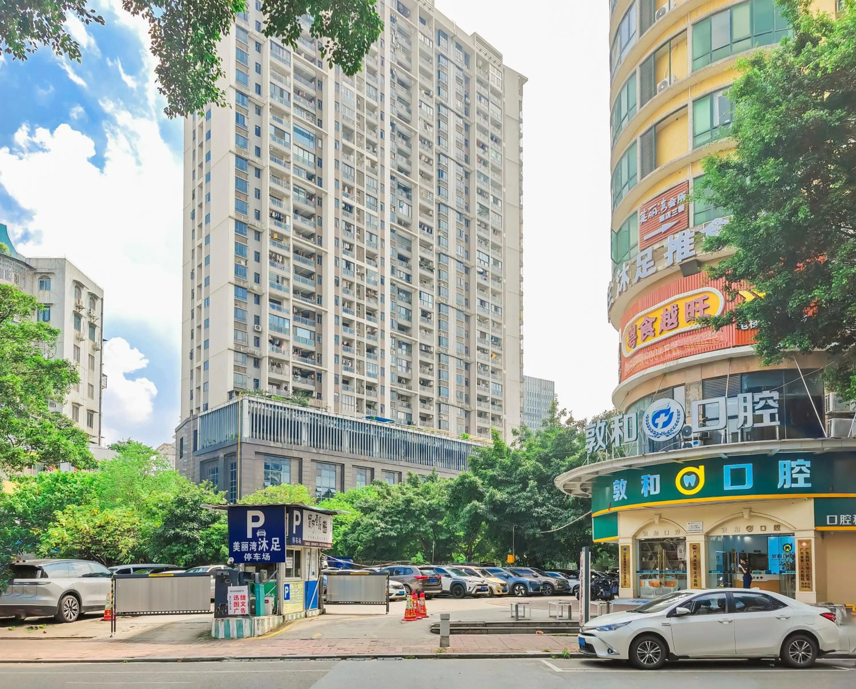 Parking in Insail Hotels (Pazhou Exhibition Center KeCun Metro Station Dunhe Road Branch Guangzhou)
