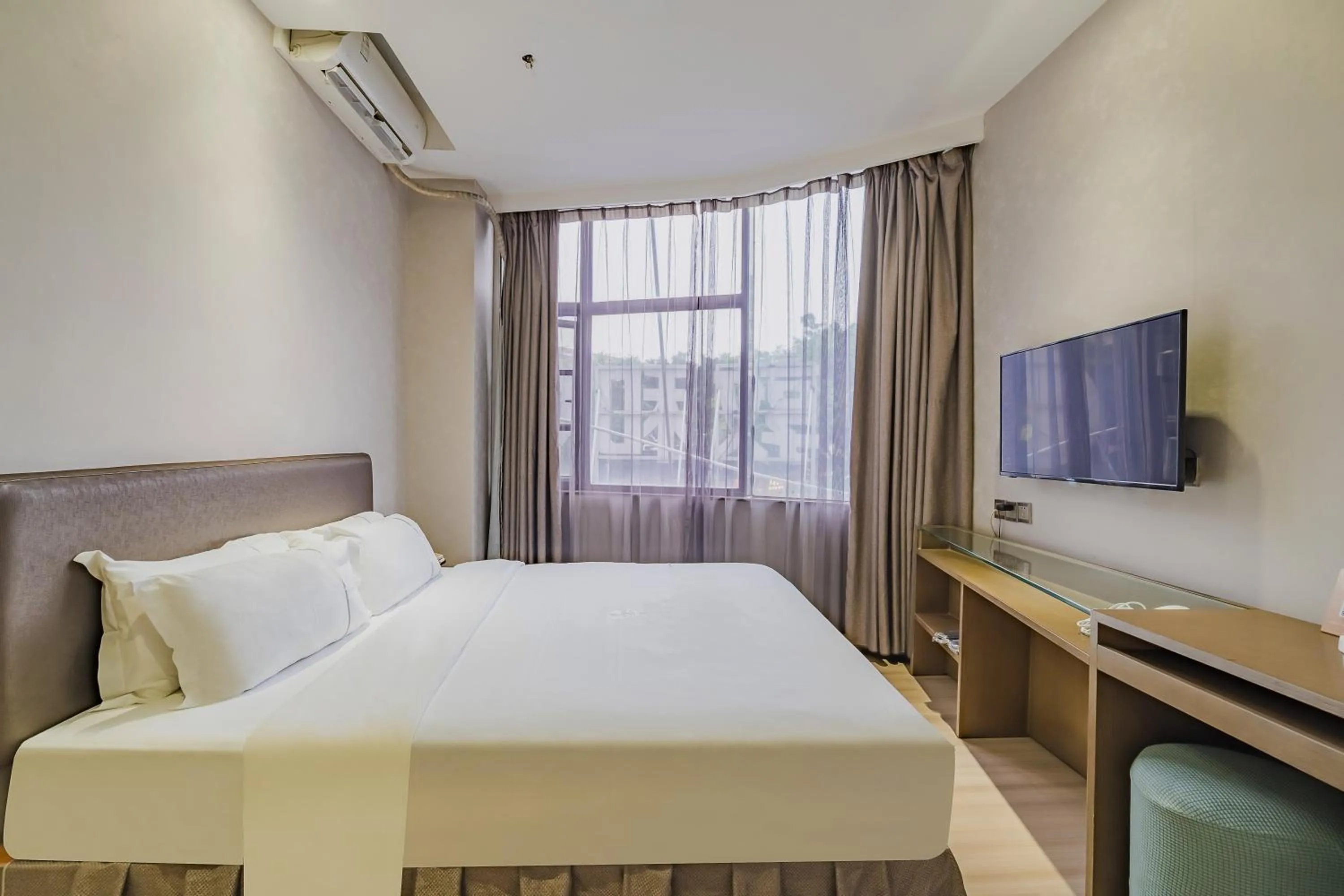 Photo of the whole room, Bed in Insail Hotels (Pazhou Exhibition Center KeCun Metro Station Dunhe Road Branch Guangzhou)