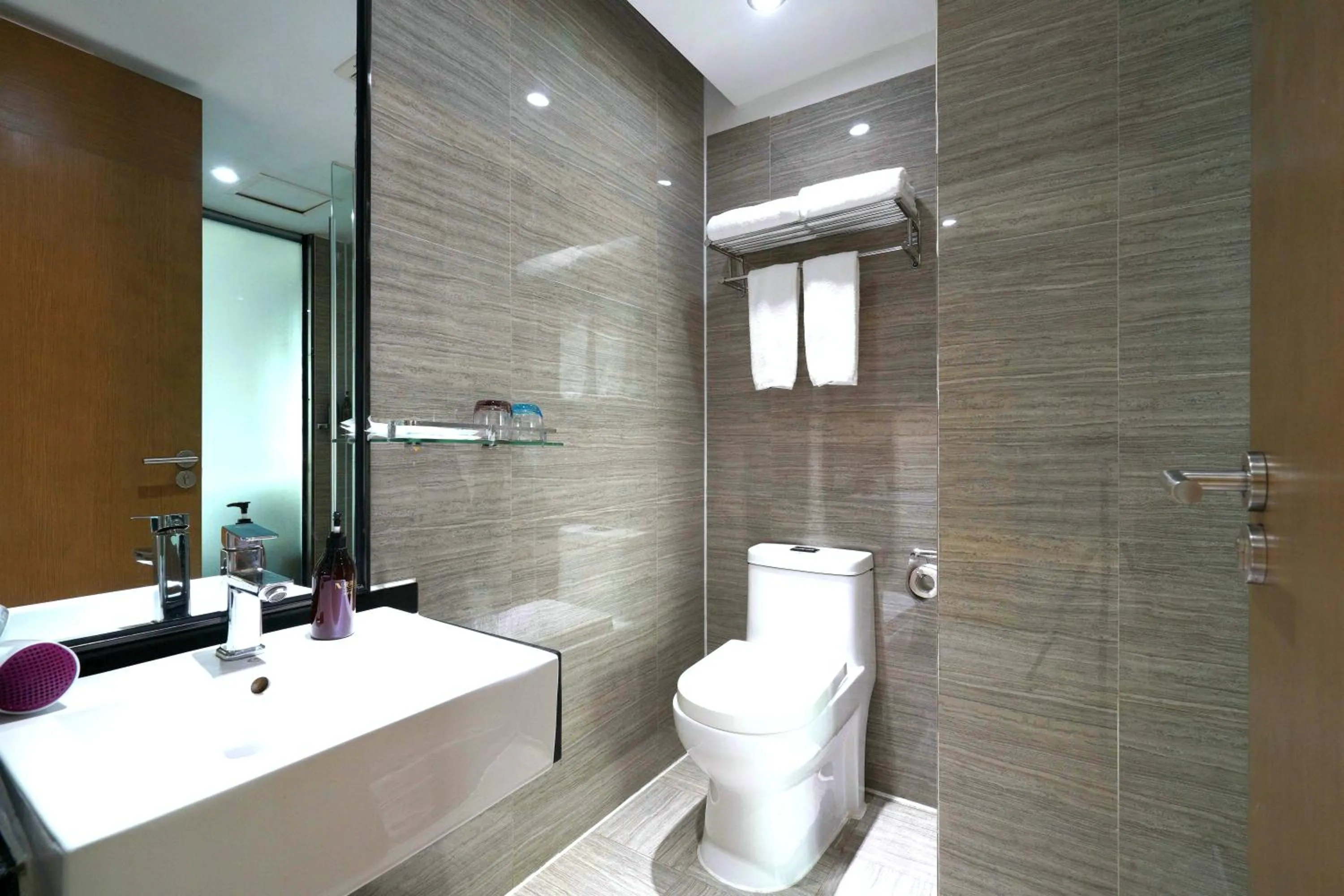 Toilet in Insail Hotels (Pazhou Exhibition Center KeCun Metro Station Dunhe Road Branch Guangzhou)