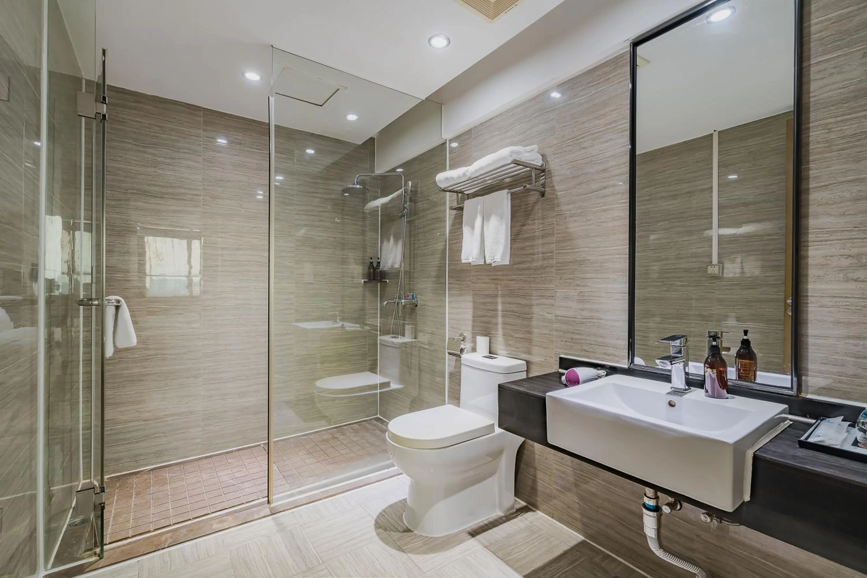 Toilet in Insail Hotels (Pazhou Exhibition Center KeCun Metro Station Dunhe Road Branch Guangzhou)