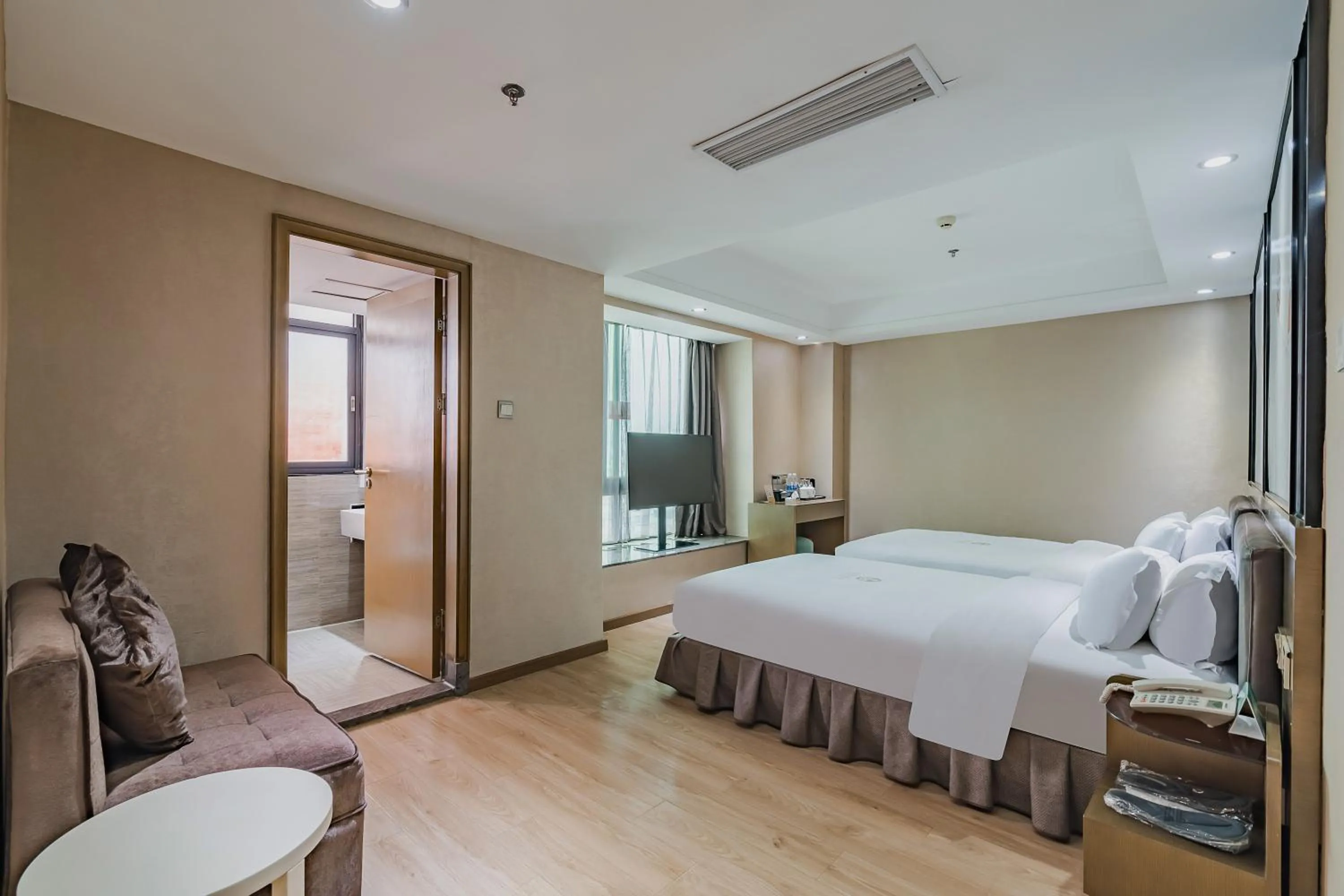 Photo of the whole room, Bed in Insail Hotels (Pazhou Exhibition Center KeCun Metro Station Dunhe Road Branch Guangzhou)