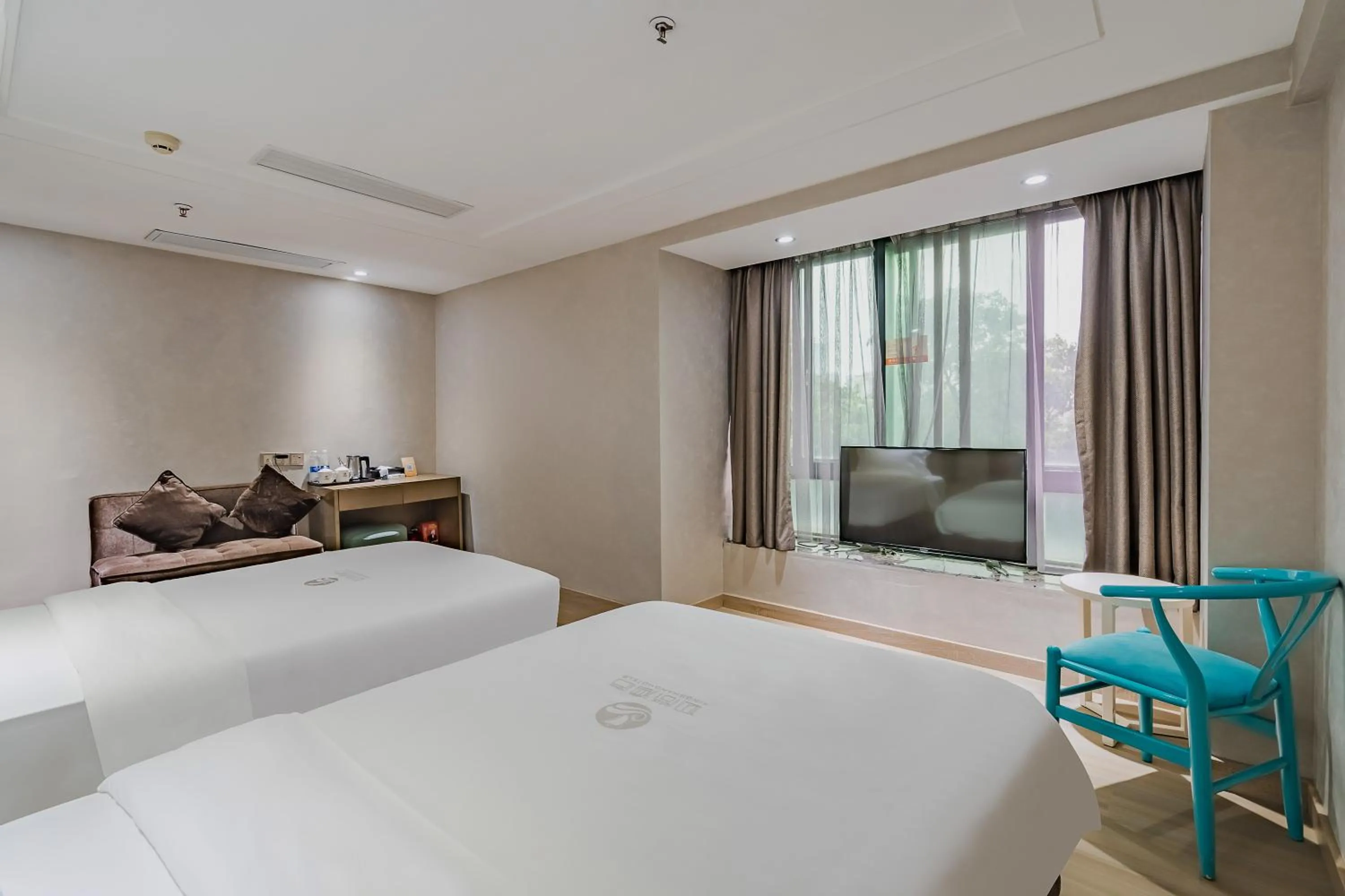 Photo of the whole room, Bed in Insail Hotels (Pazhou Exhibition Center KeCun Metro Station Dunhe Road Branch Guangzhou)